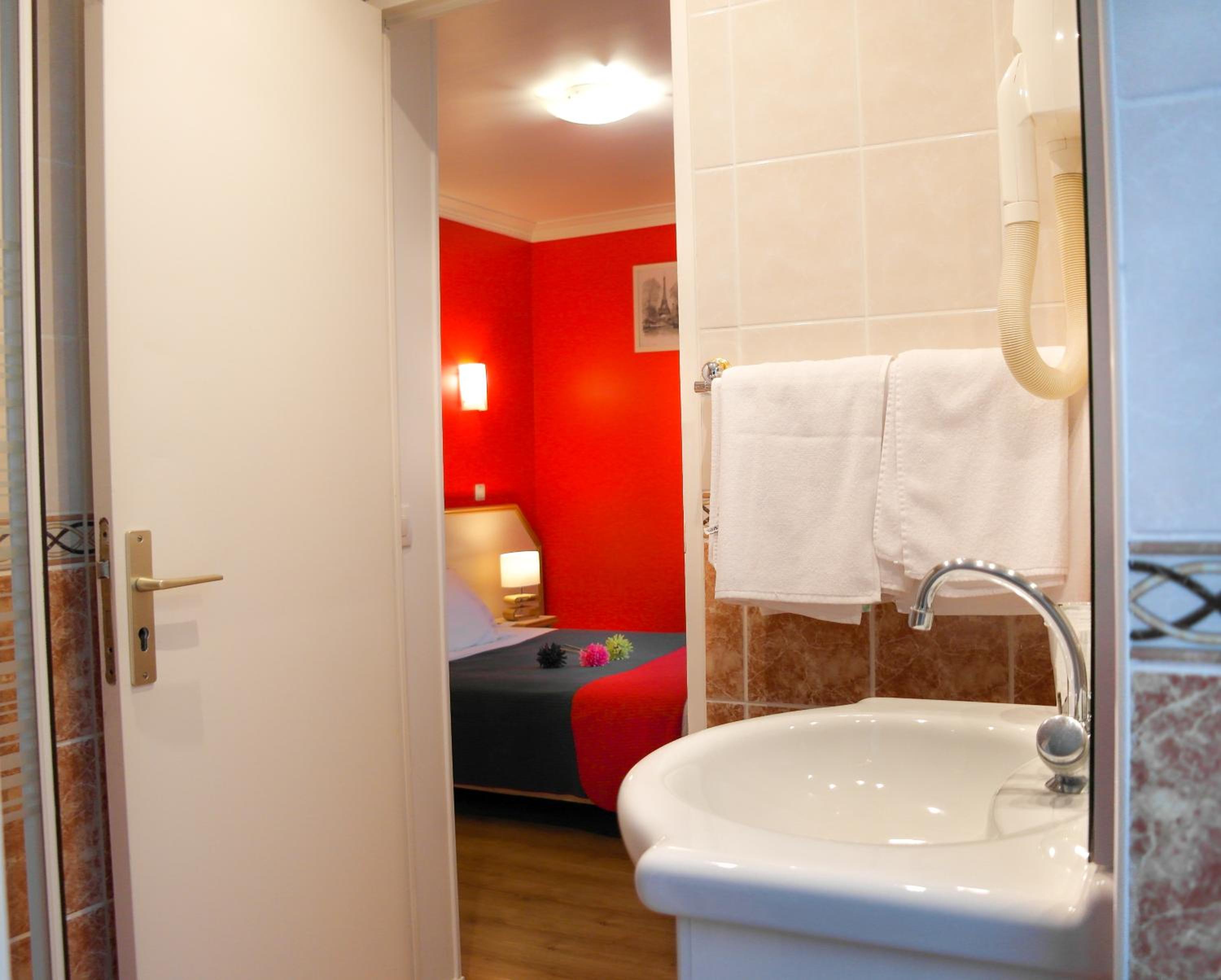 Twin Room thumbnail 6