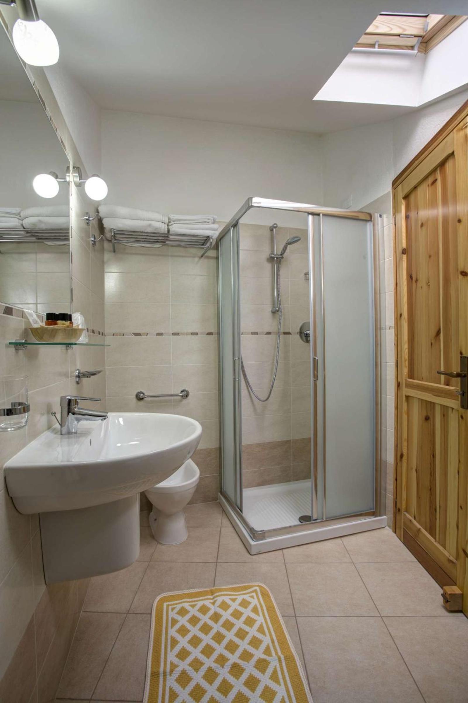 Double Room - Attic - Photo 9