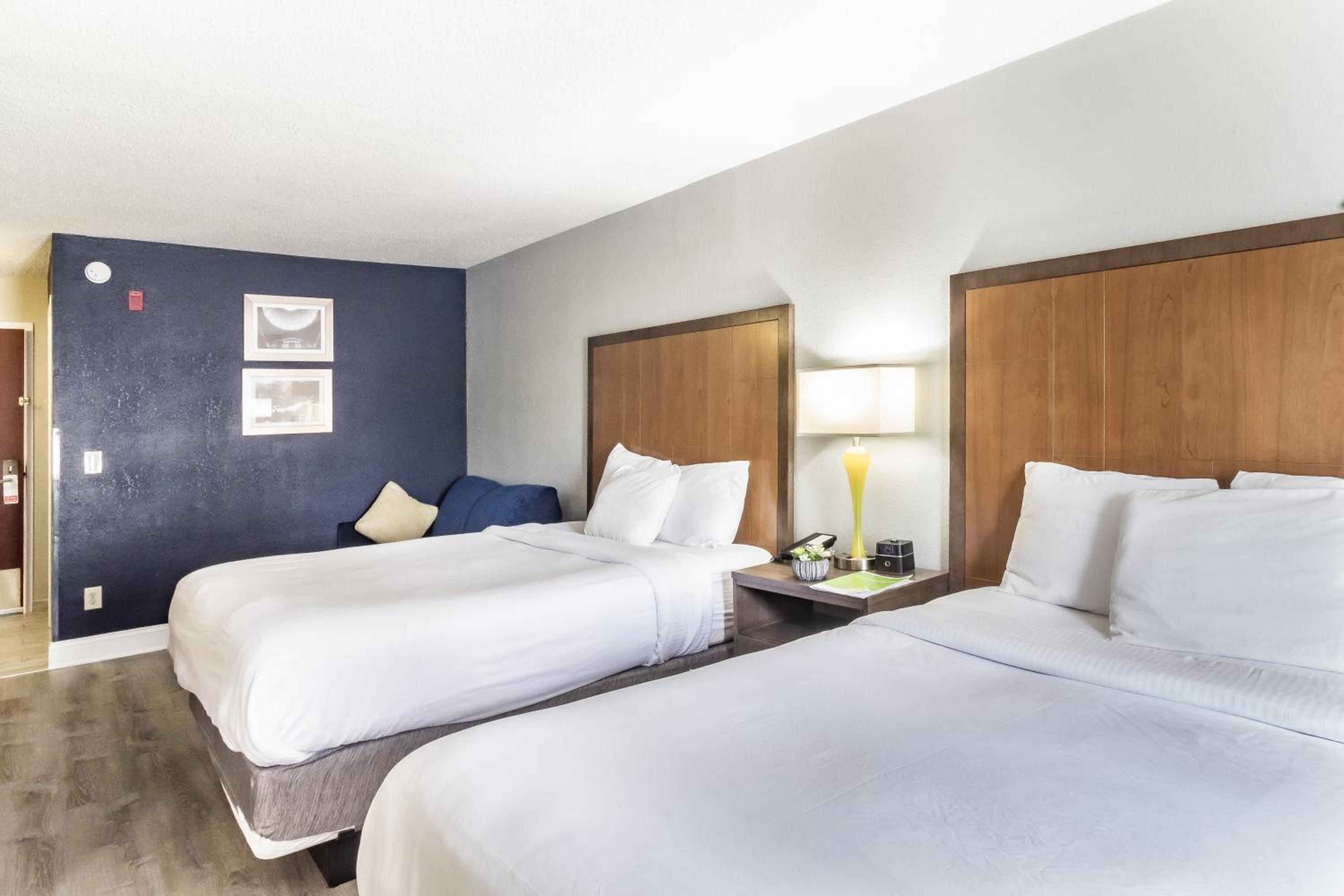 Deluxe Queen Room with Two Queen Beds - Non-Smoking - Photo 4