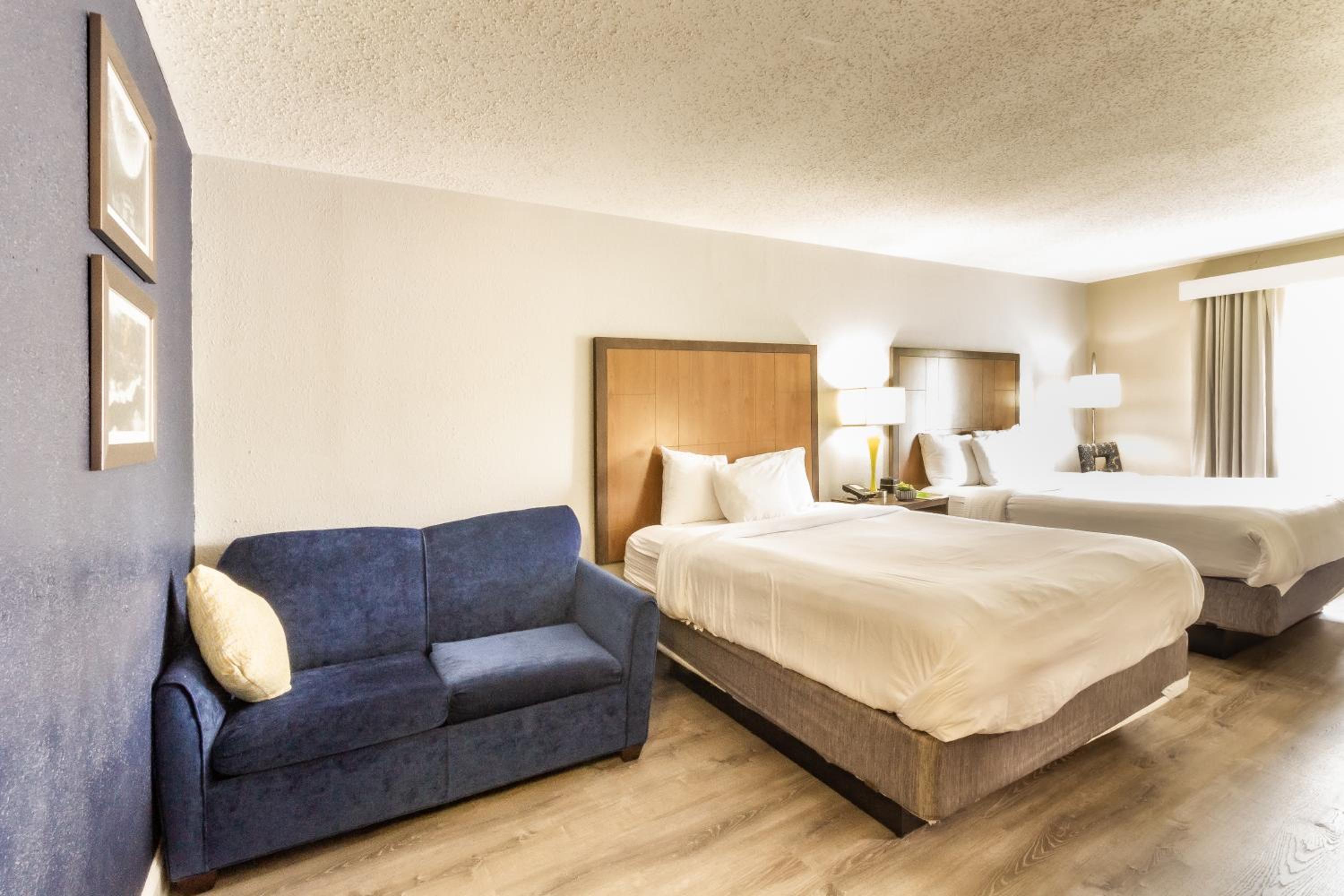 Deluxe Queen Room with Two Queen Beds - Non-Smoking - Photo 3