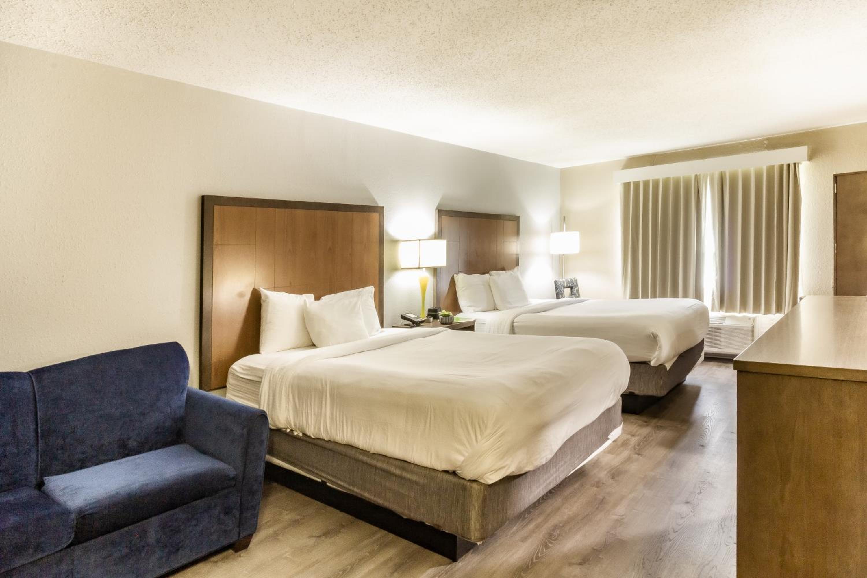 Deluxe Queen Room with Two Queen Beds - Non-Smoking - Photo 2