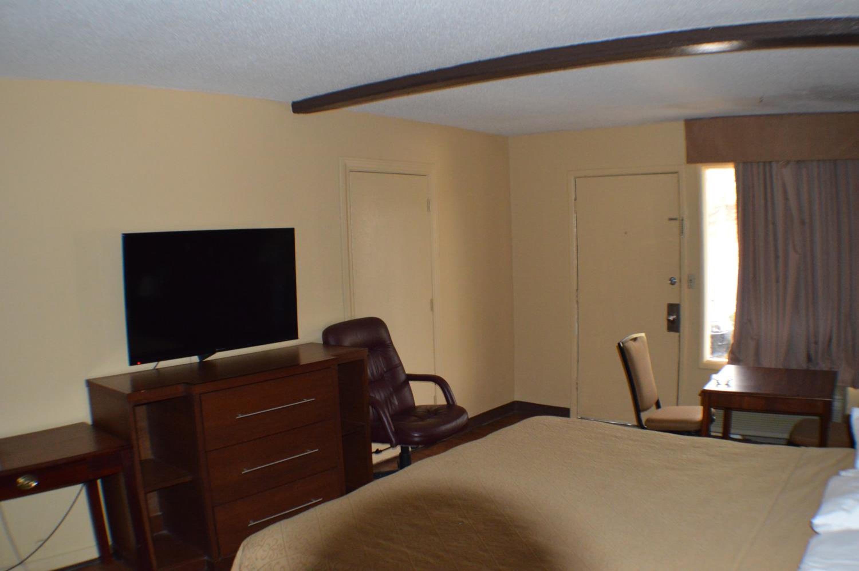 Deluxe King Room - Non-Smoking photo 3
