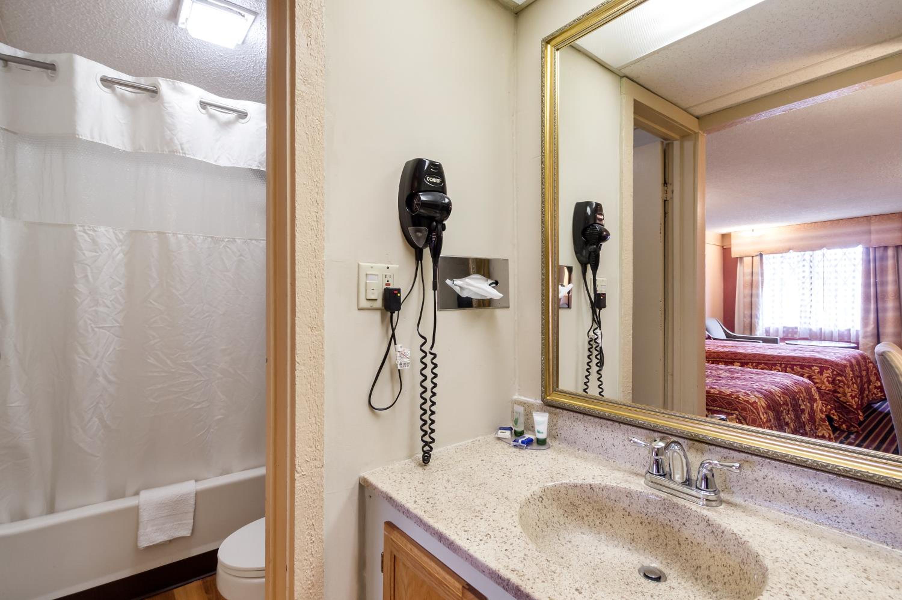 Double Room with Two Double Beds - Non-Smoking - Photo 4
