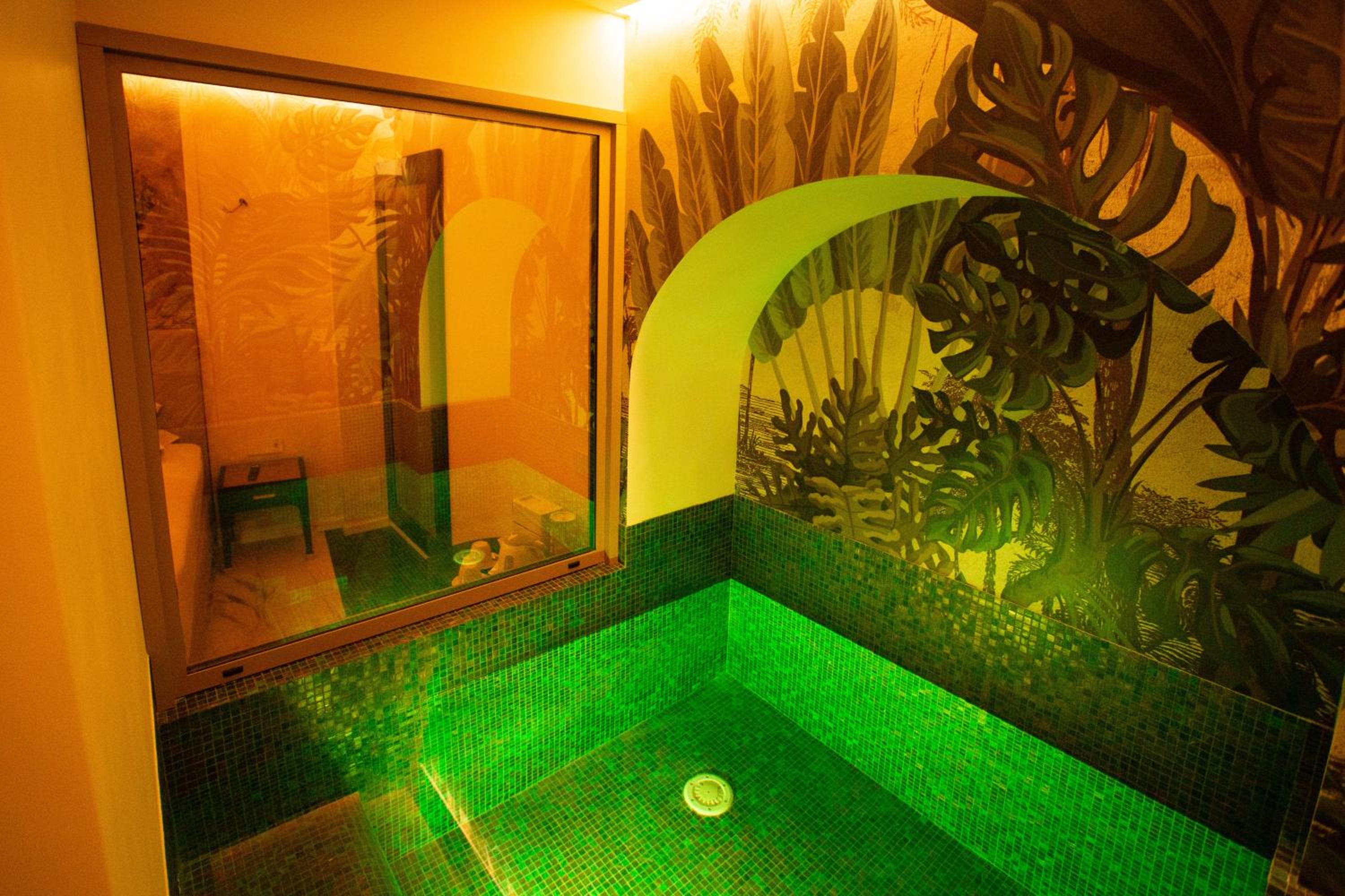Suite with Hot Tub photo 1