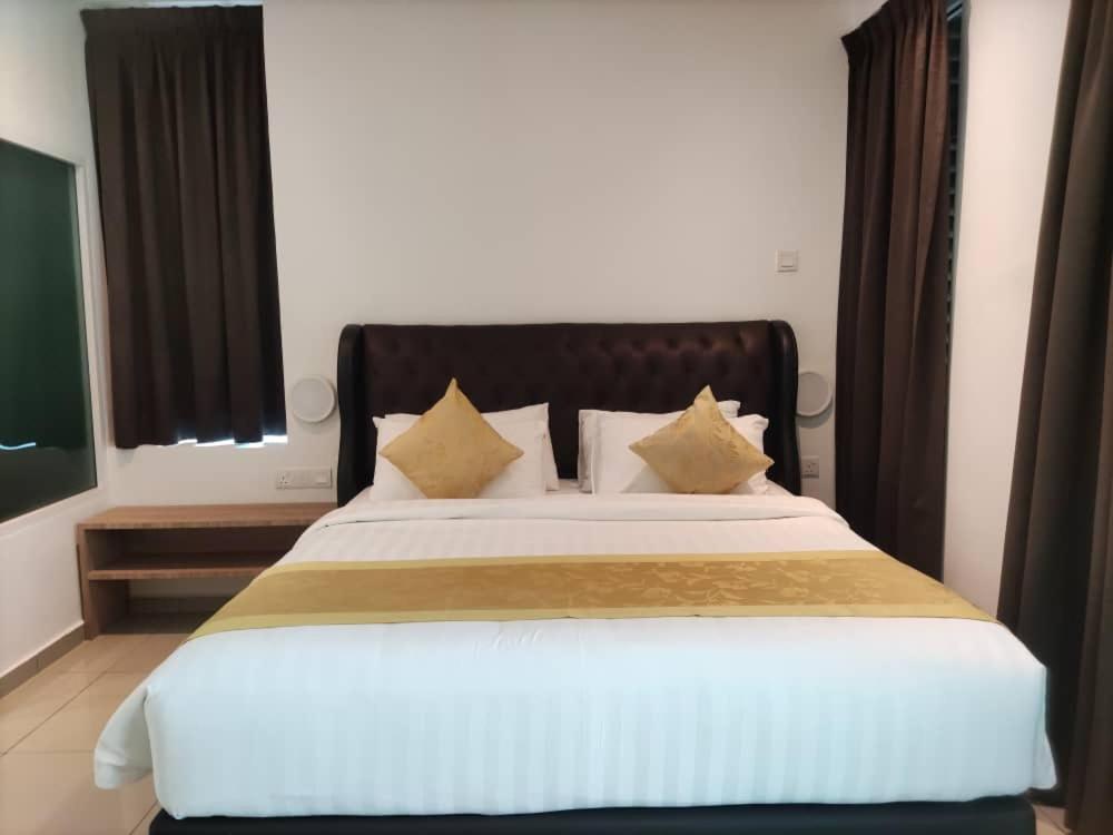 Executive Suite - Photo 4
