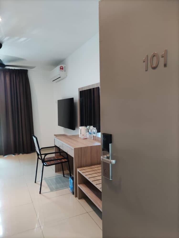 Executive Suite - Photo 5