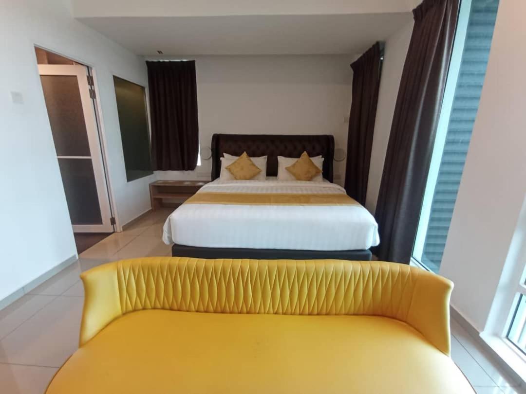 Executive Suite - Photo 6