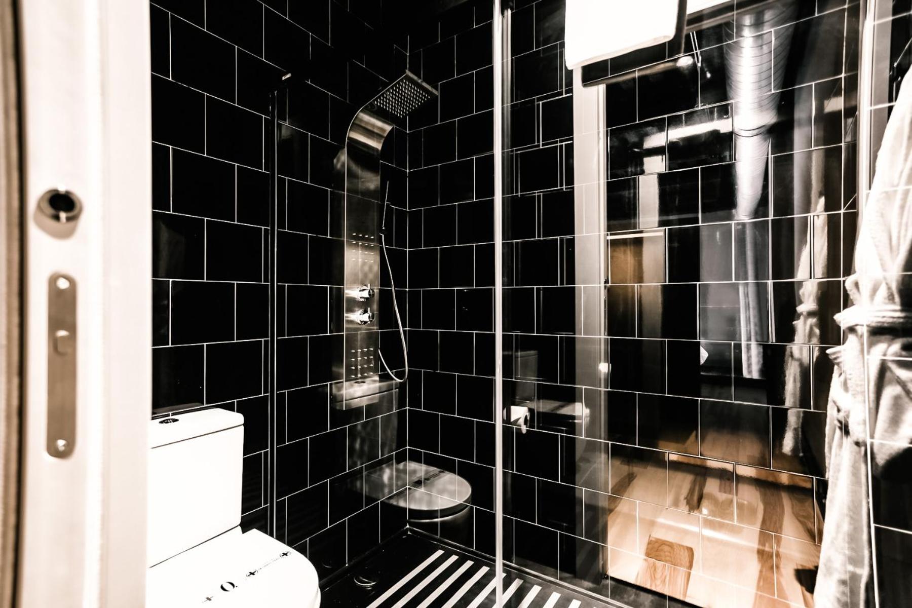 One-Bedroom Apartment with Rooftop Spa Bath
