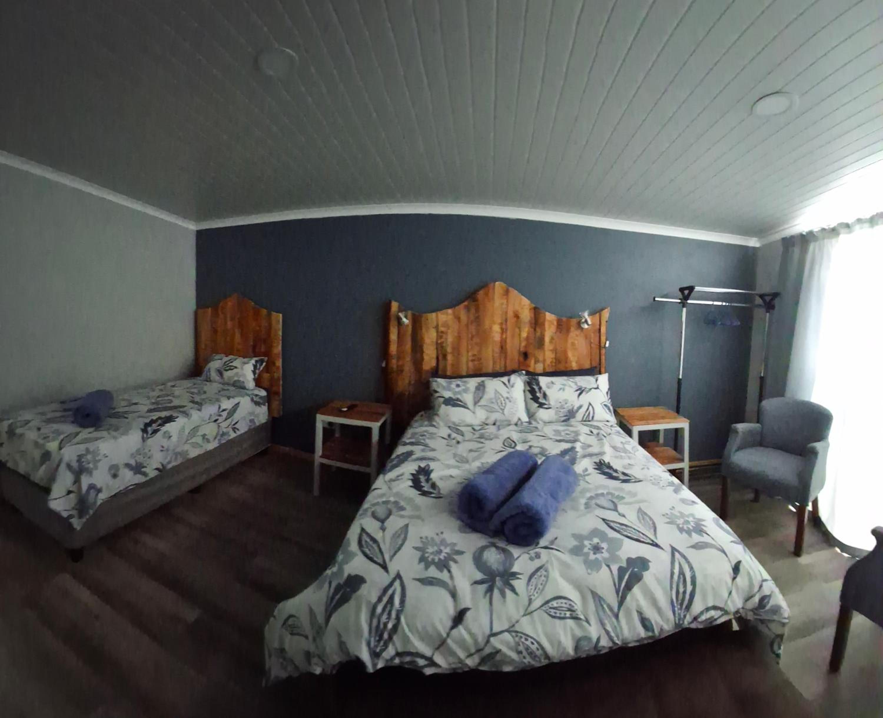 Basic Triple Room with Shared Bathroom photo 3
