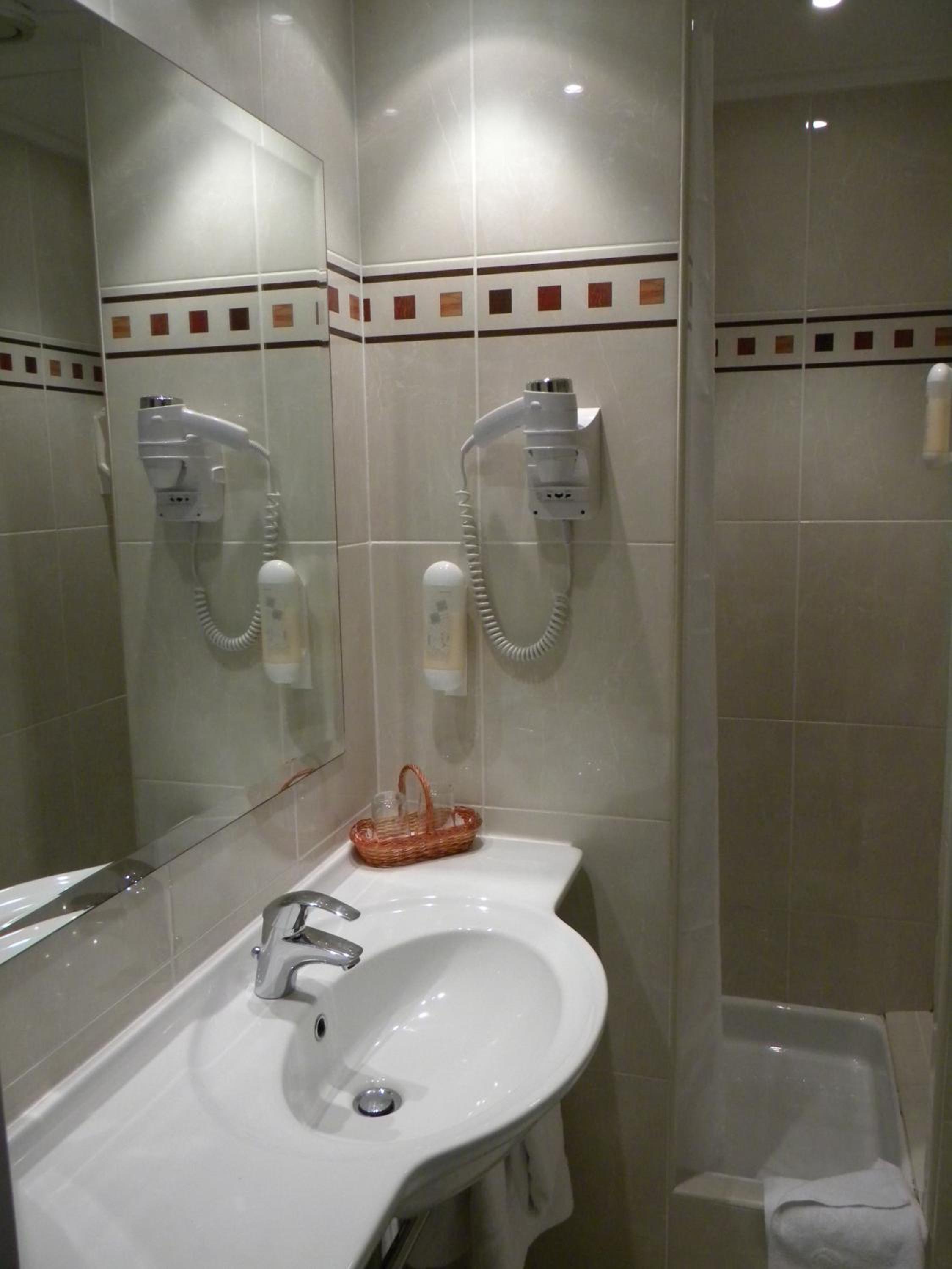 Standard Double Room thumbnail 5