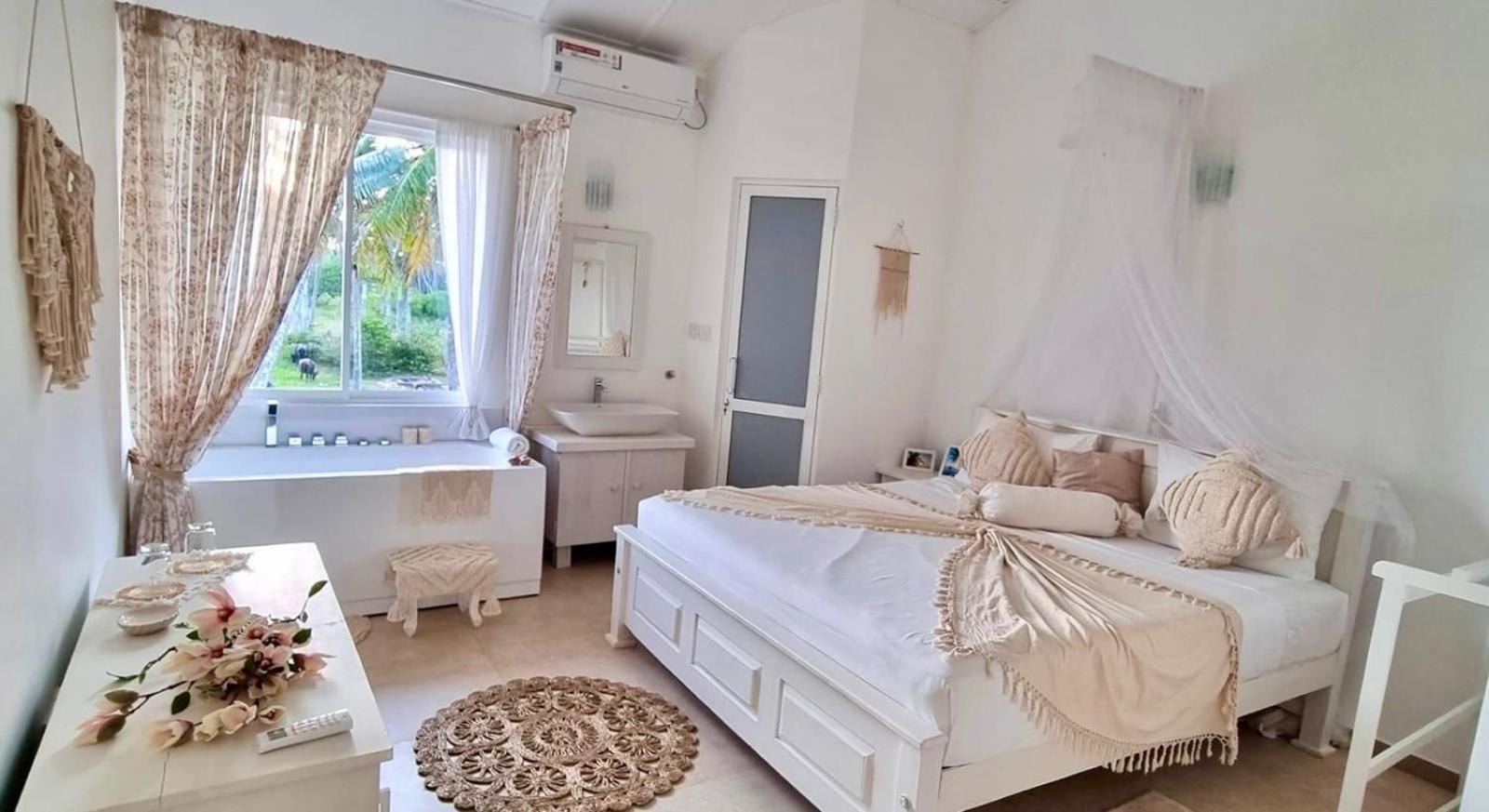 Deluxe Double Room with Sea View photo 2