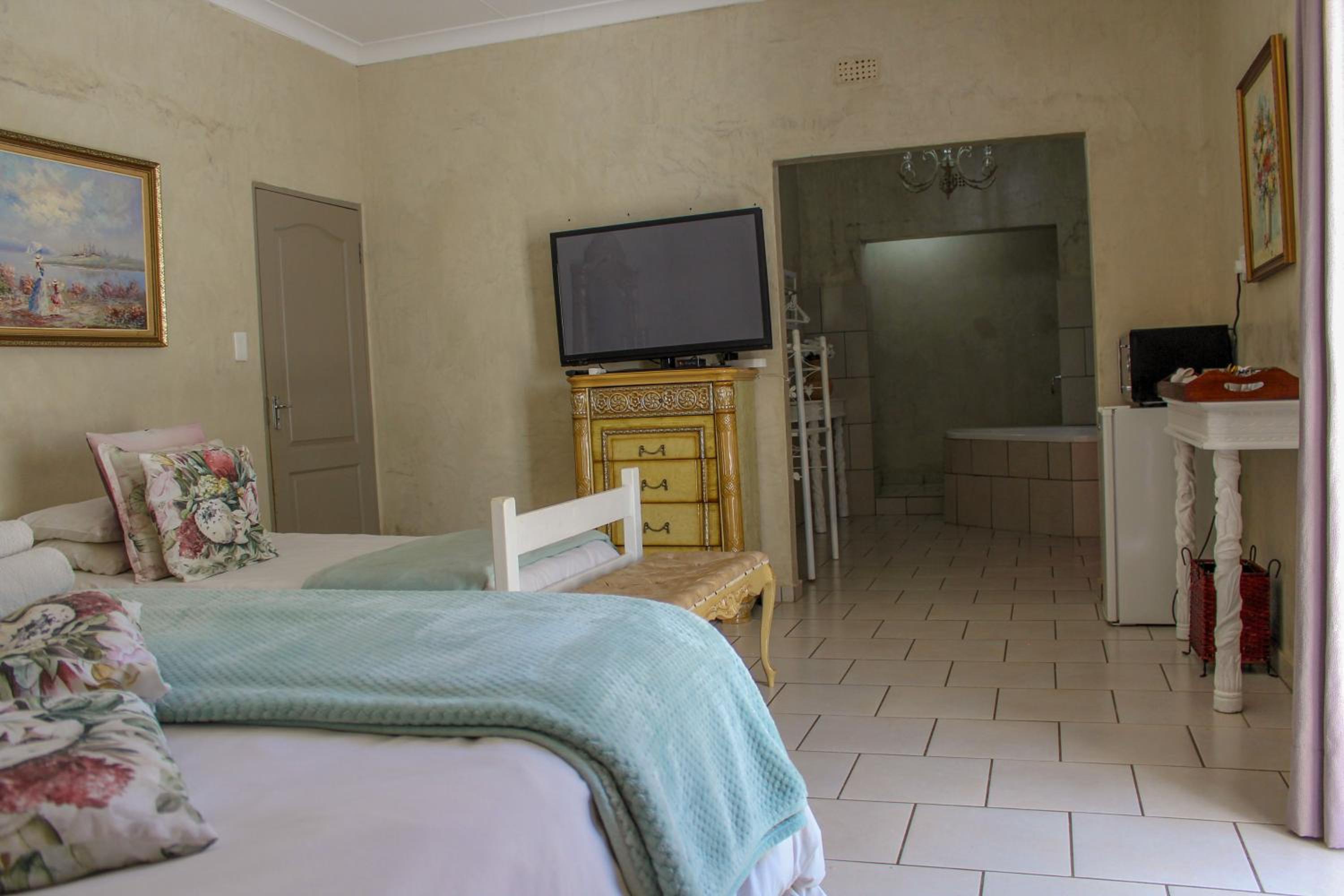 Deluxe Double Room (2 Adults + 1 Child) photo 2
