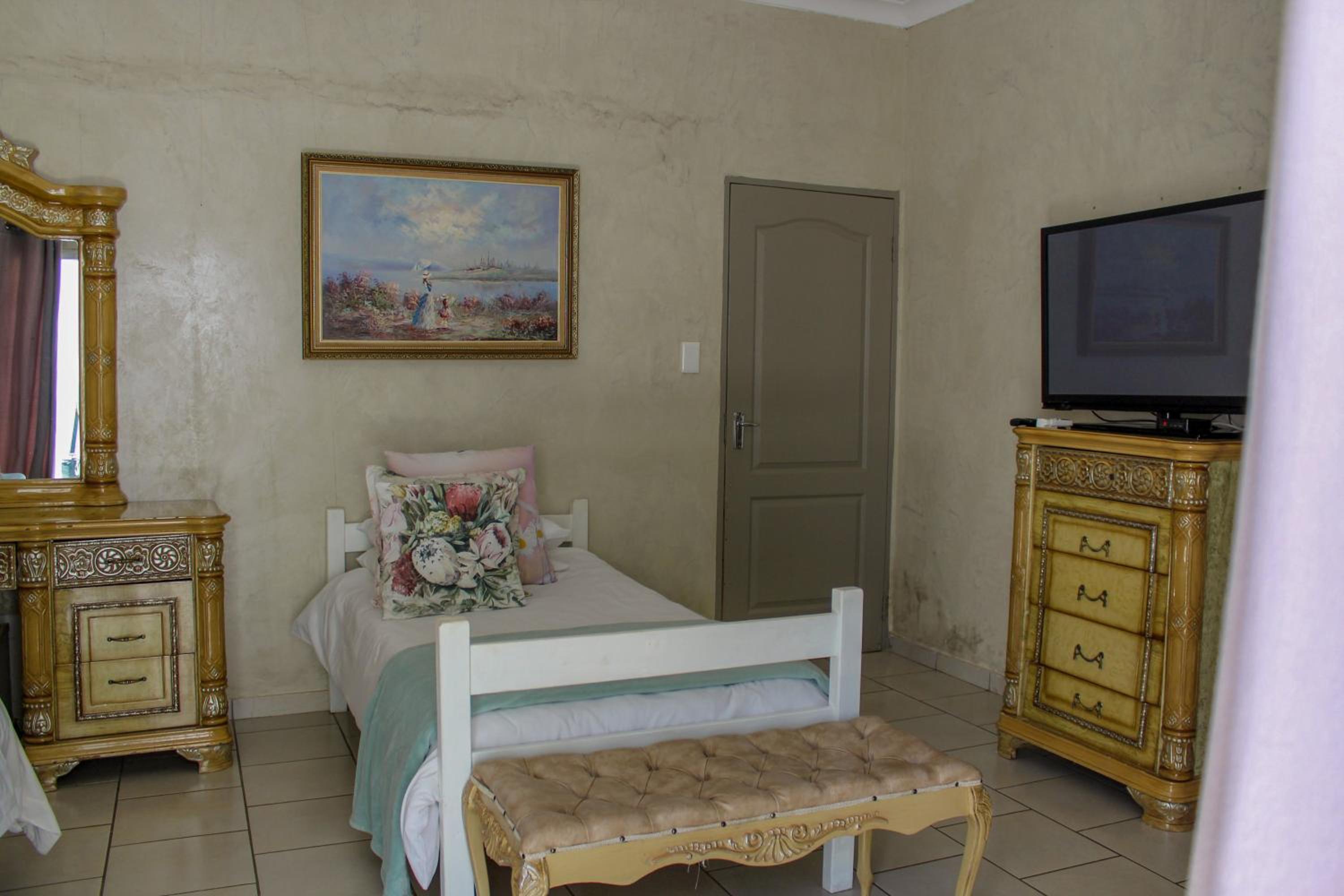Deluxe Double Room (2 Adults + 1 Child) photo 3
