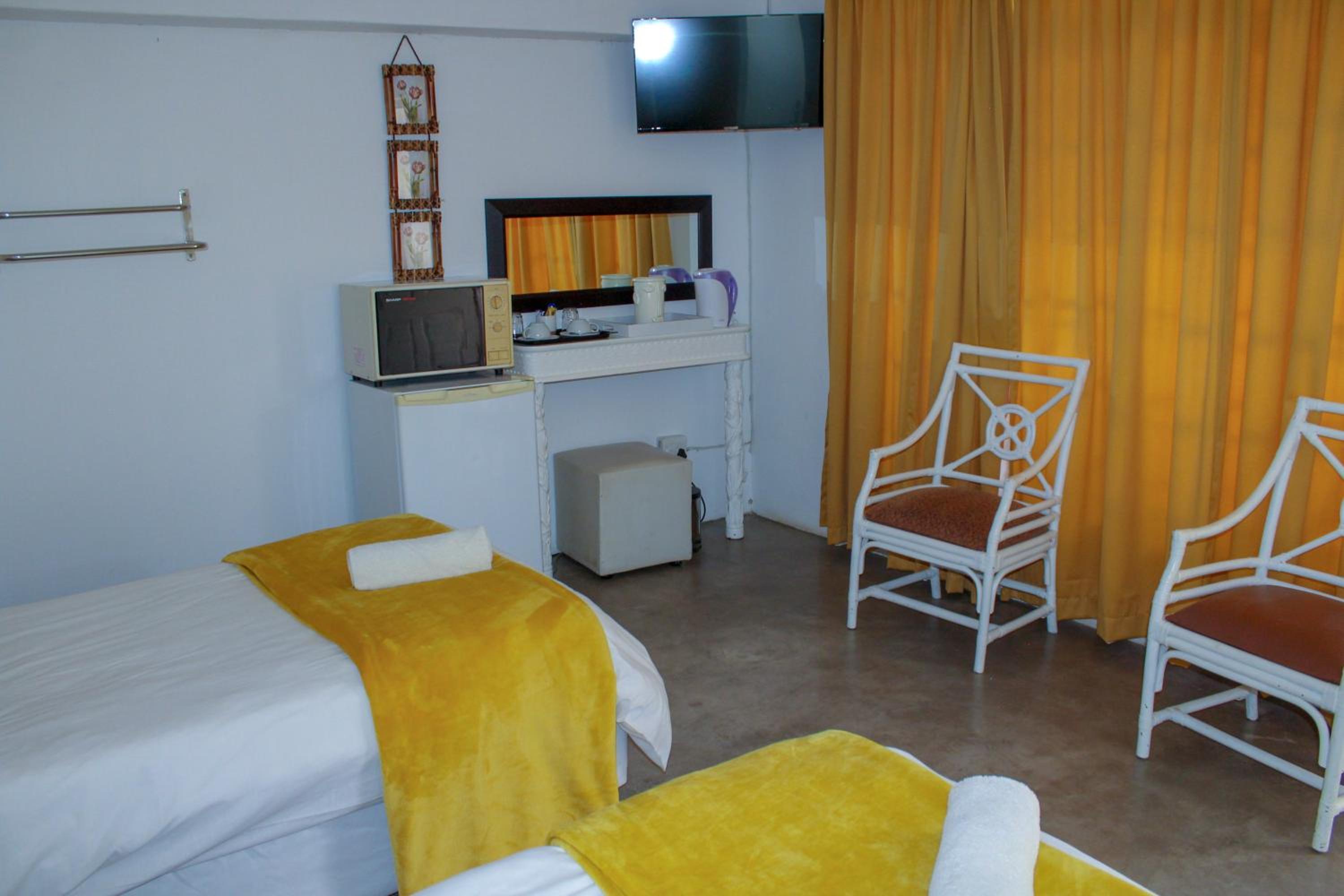 Twin Room with Shower - Photo 4