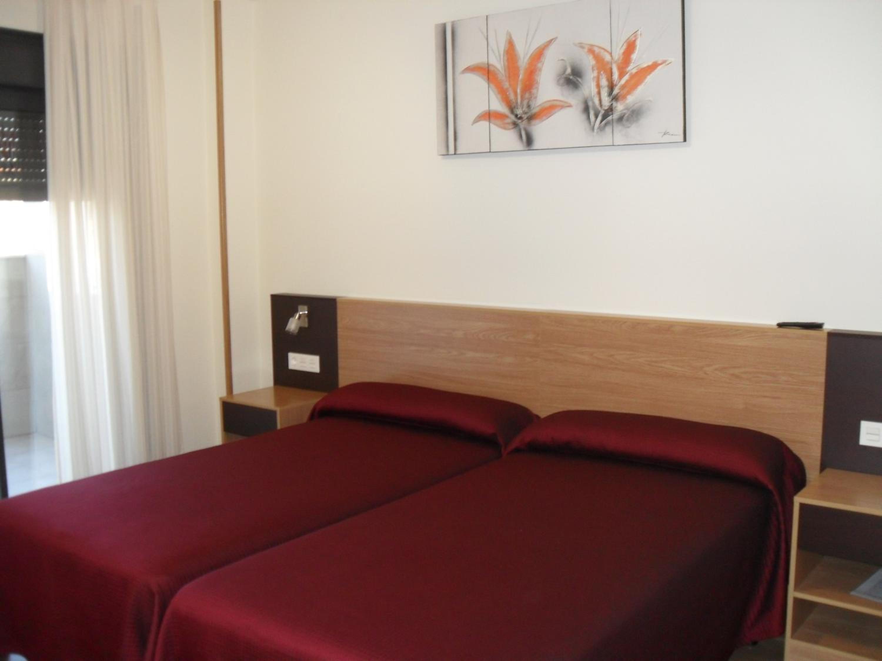 Twin Room With Private Bathroom - Photo 4