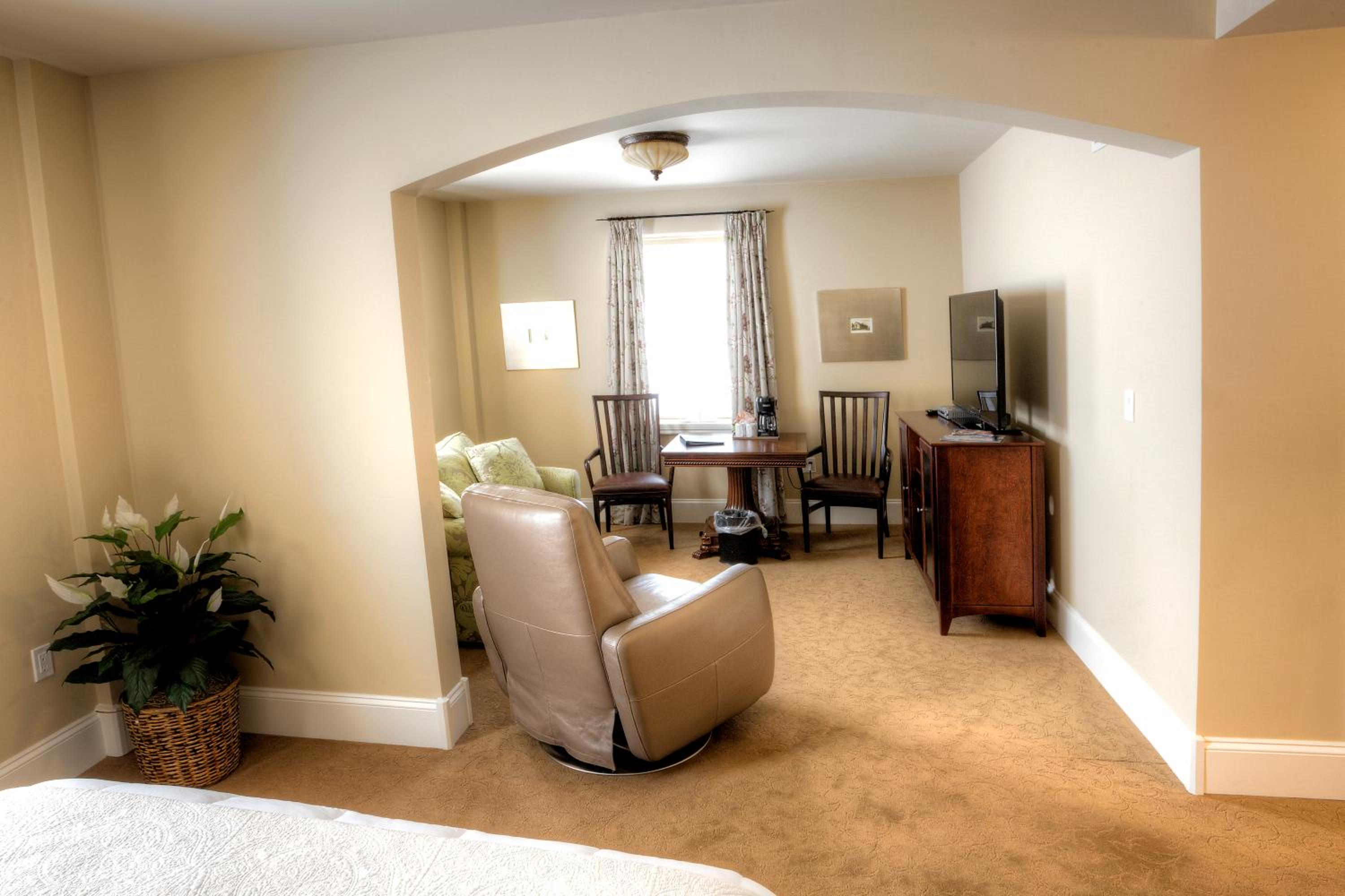 Deluxe Queen Suite