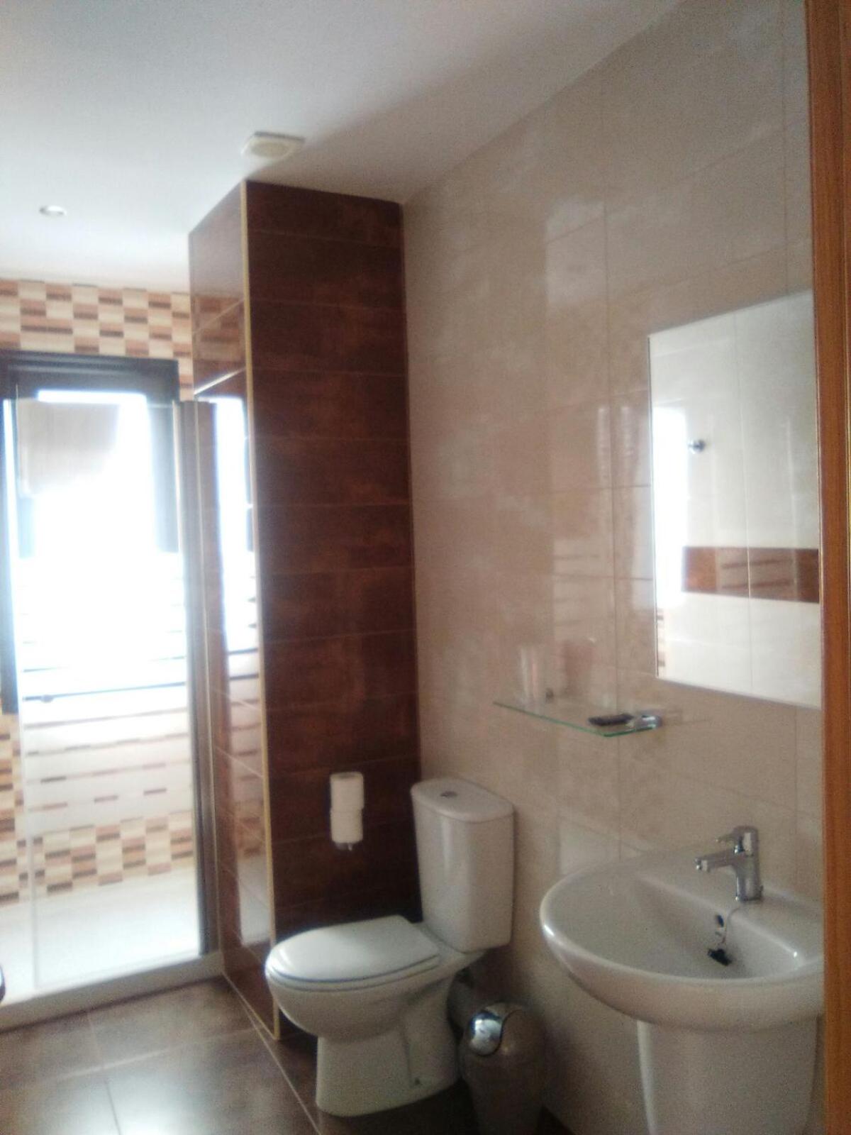 Double Room With Private Bathroom - Photo 8