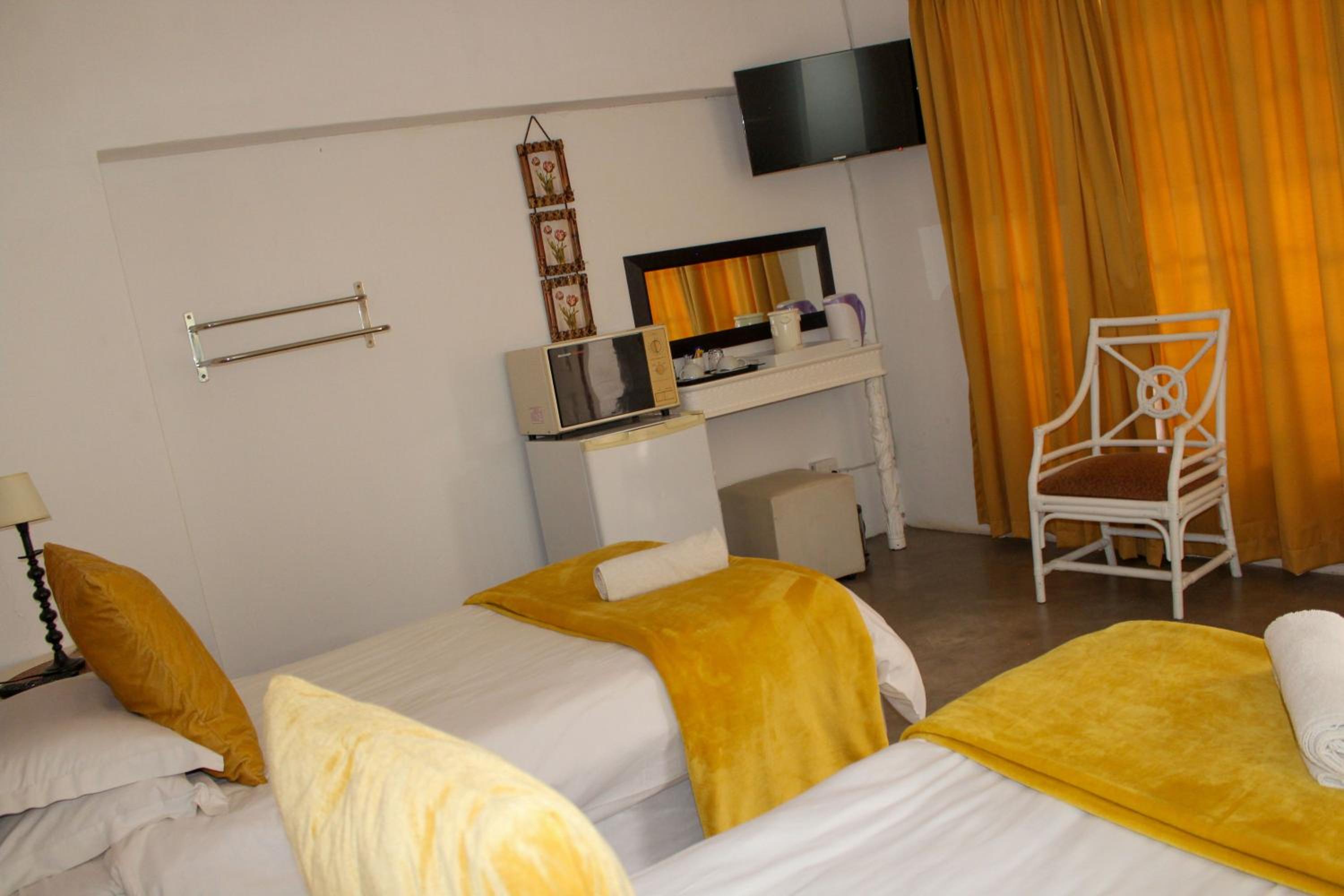 Twin Room with Shower - Photo 3