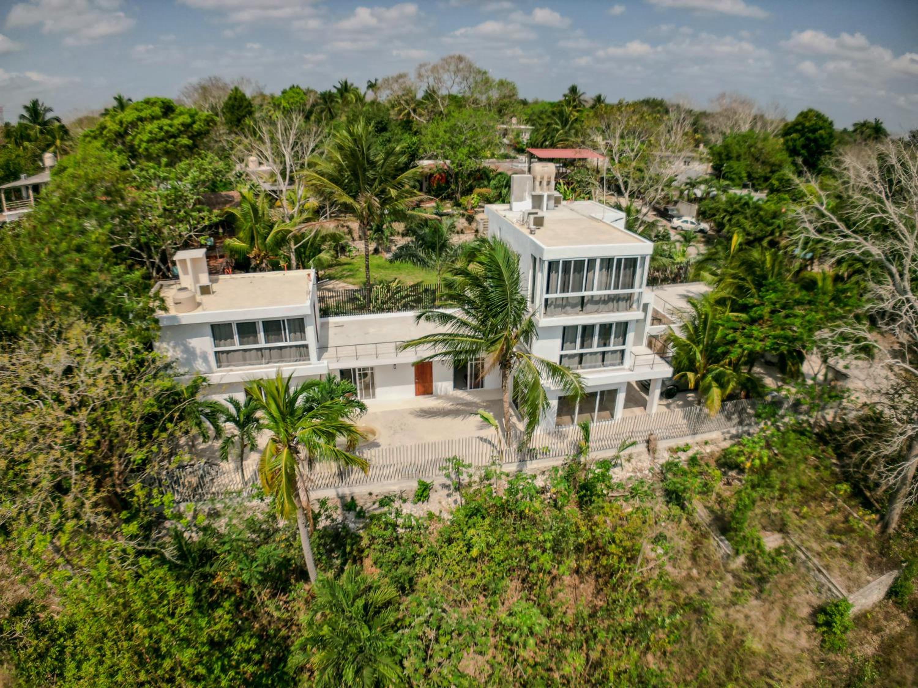 Seven-Bedroom House photo 1