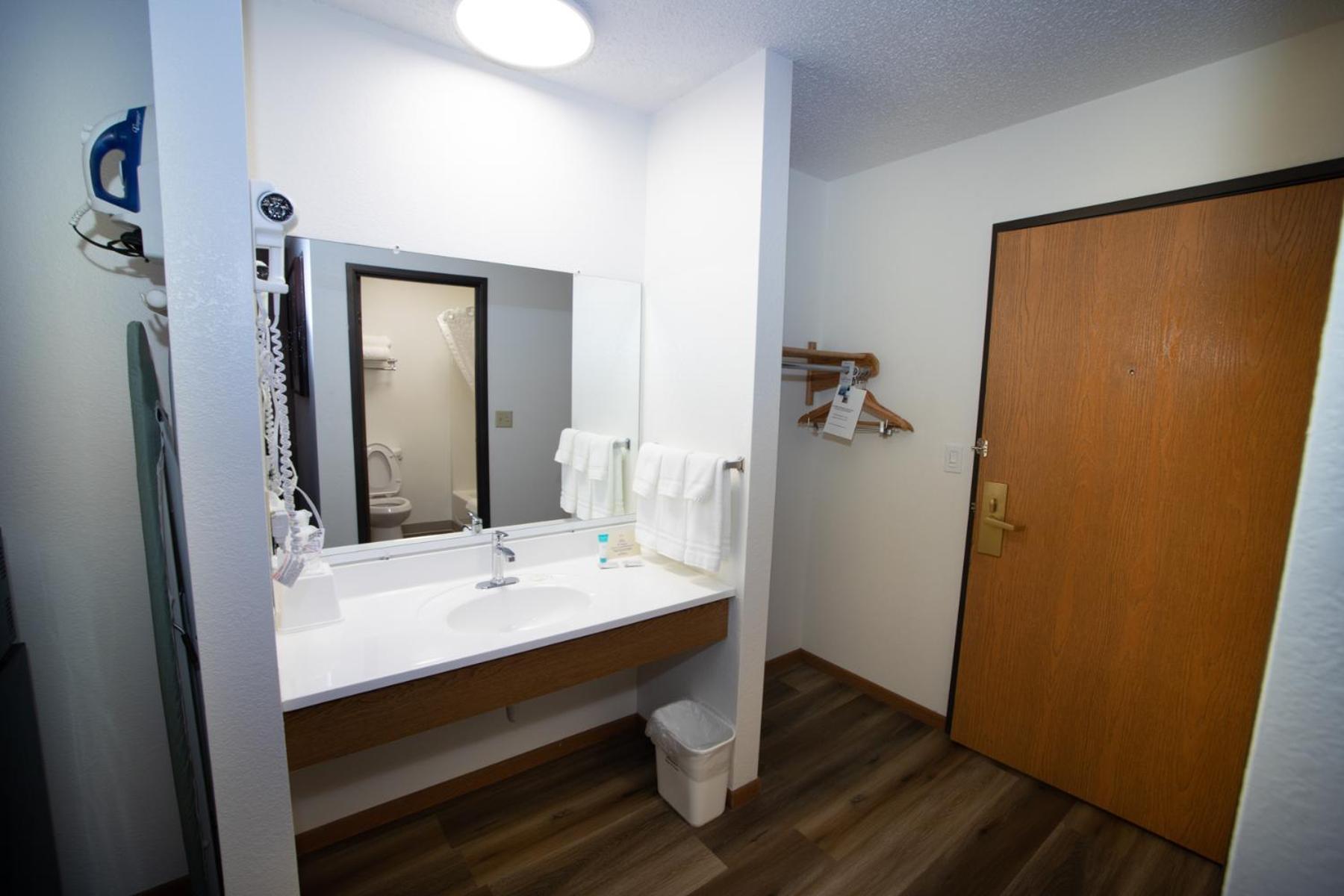 King Room - Non-Smoking - Photo 12