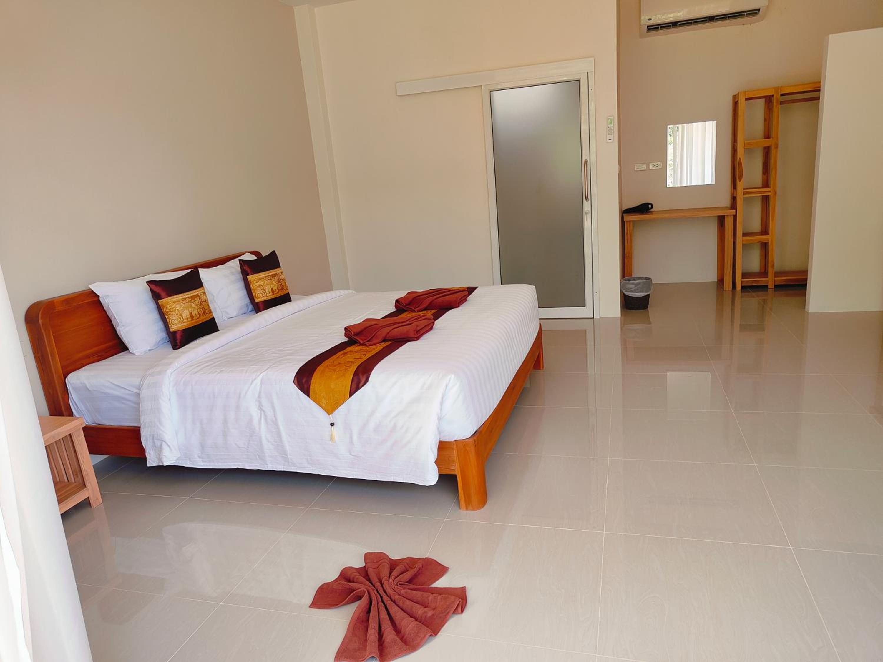 Queen Room with Garden View - Photo 8
