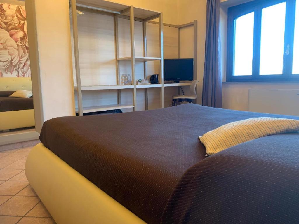 Double Room with Lake View - Photo 4