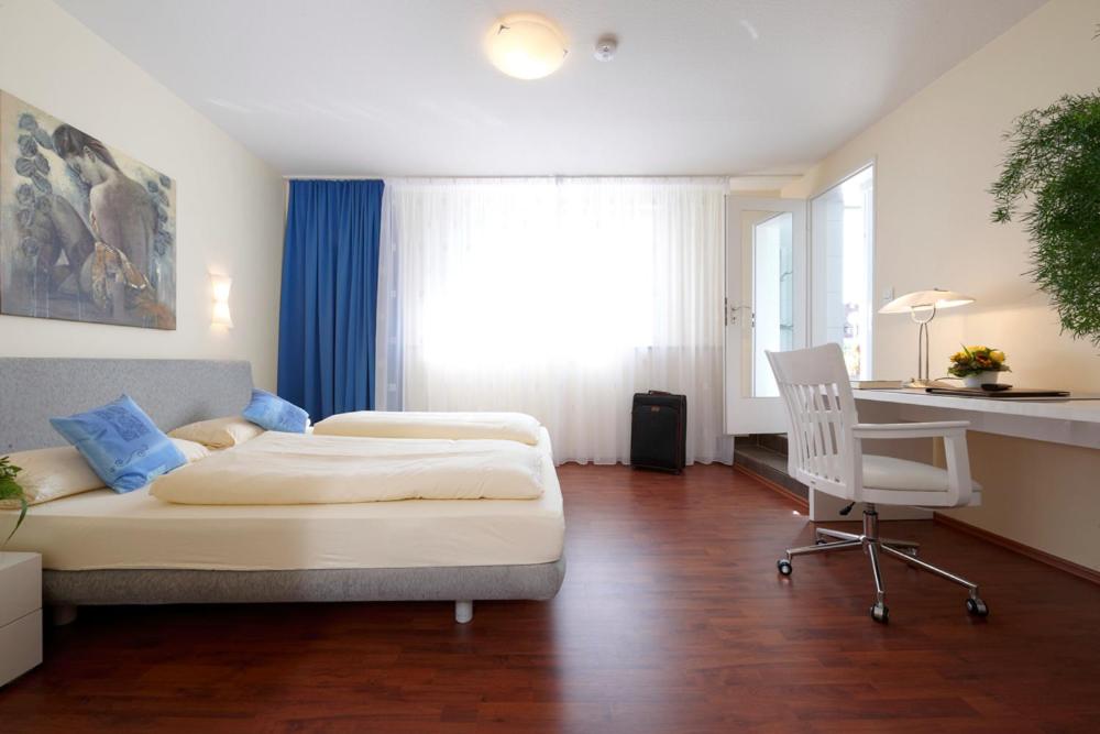 Large Double Room - Photo 9