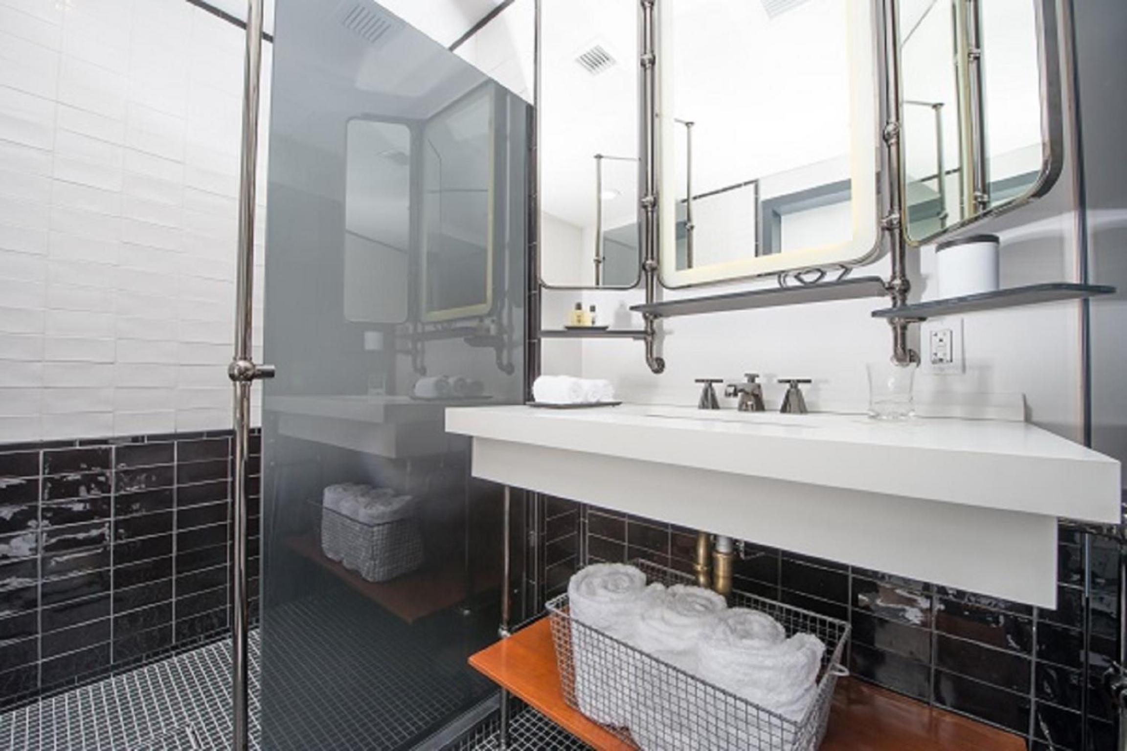 Deluxe King Room with Water View photo 2