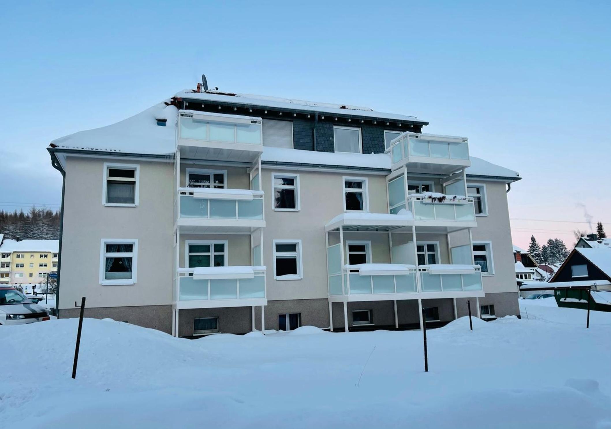 One-Bedroom Apartment with Balcony and Mountain View photo 2