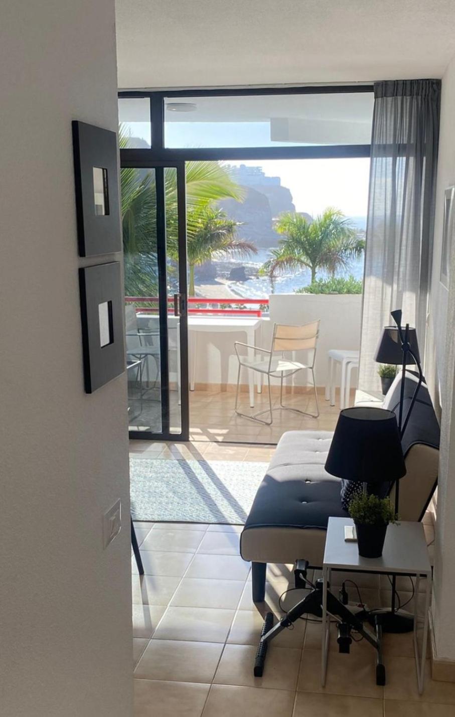 One-Bedroom Apartment with Sea View and Balcony