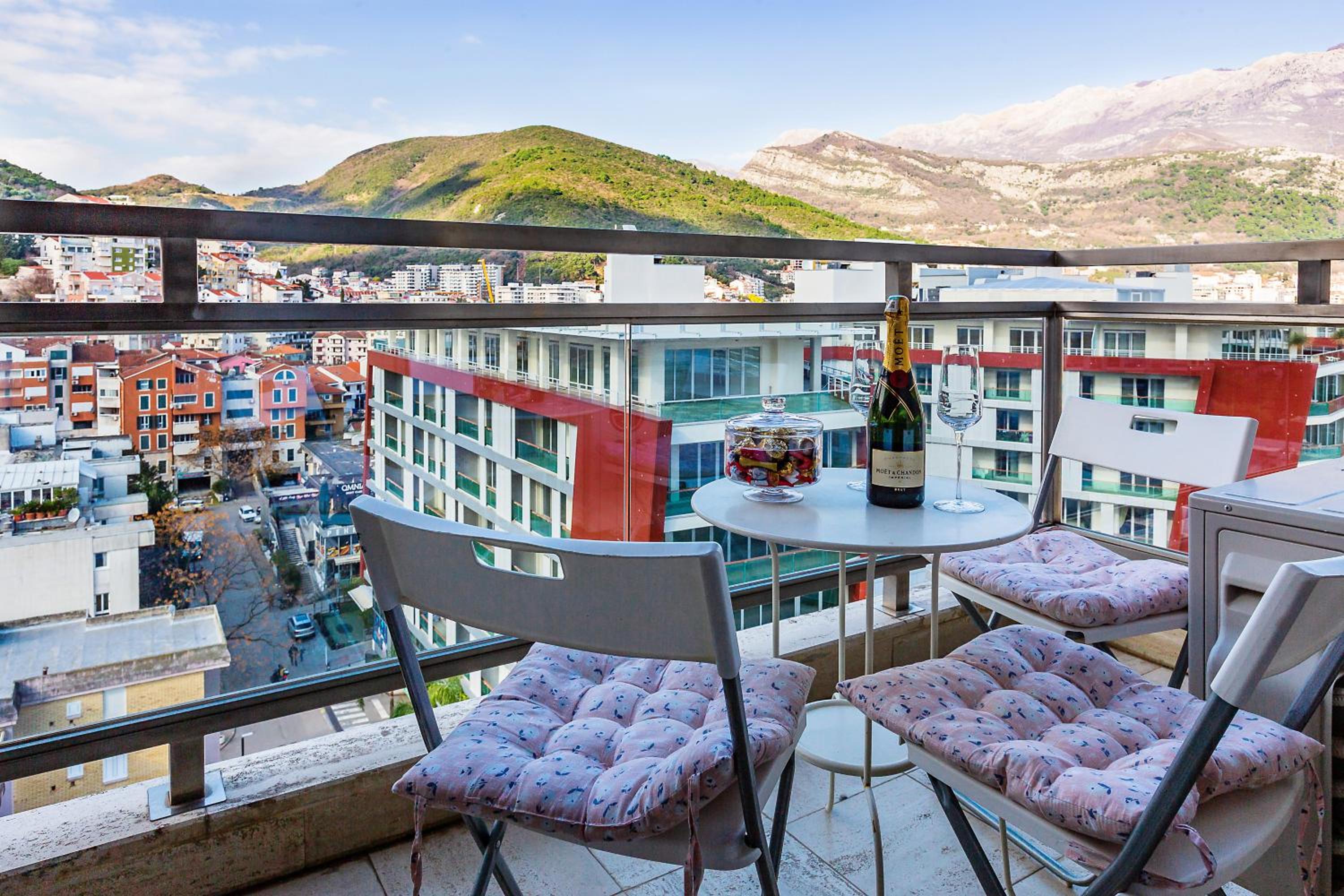 One-Bedroom Apartment with Balcony photo 2