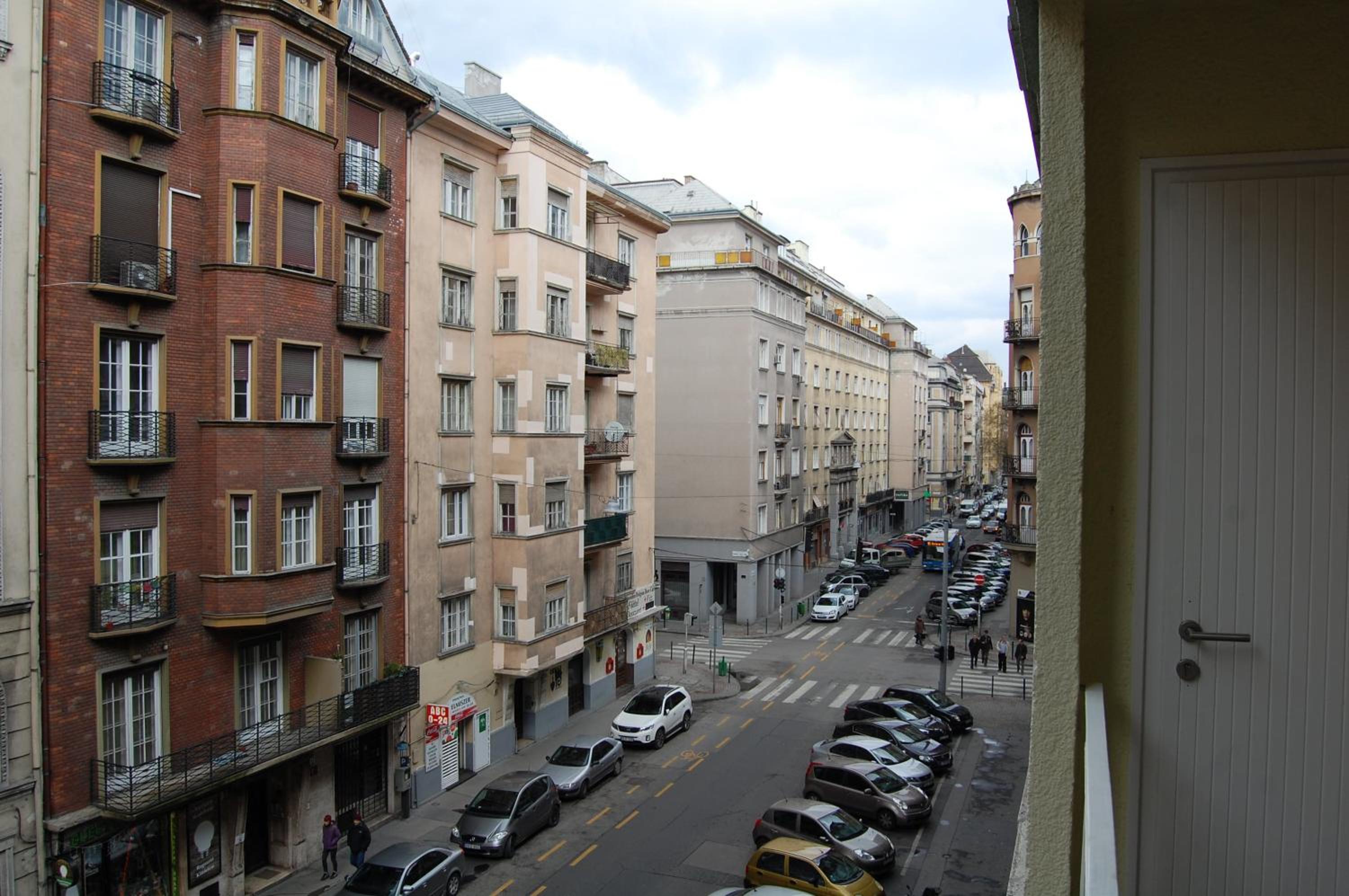 Apartment with Terrace - Photo 5