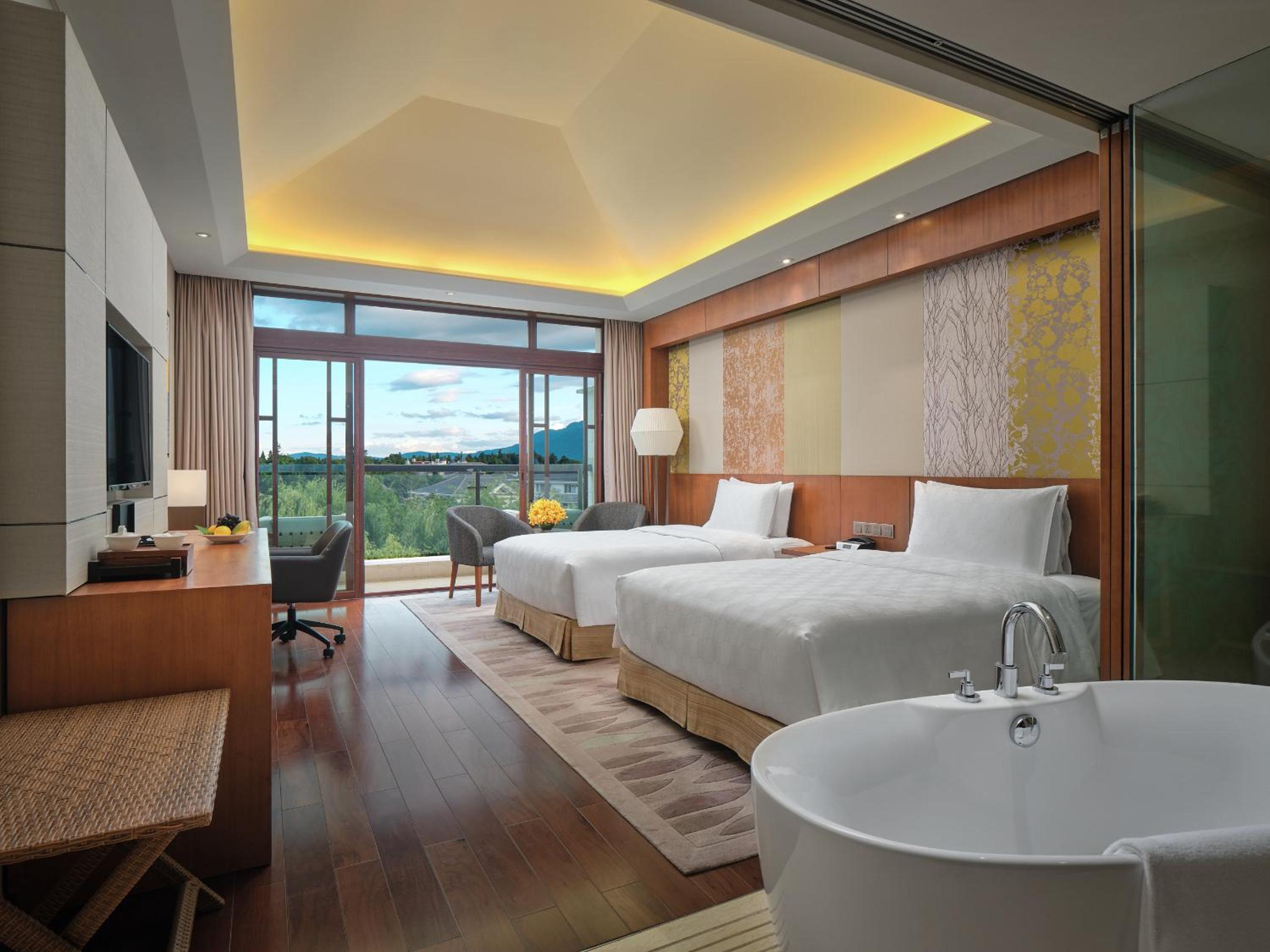 Standard King Room with Garden View and Lounge Access