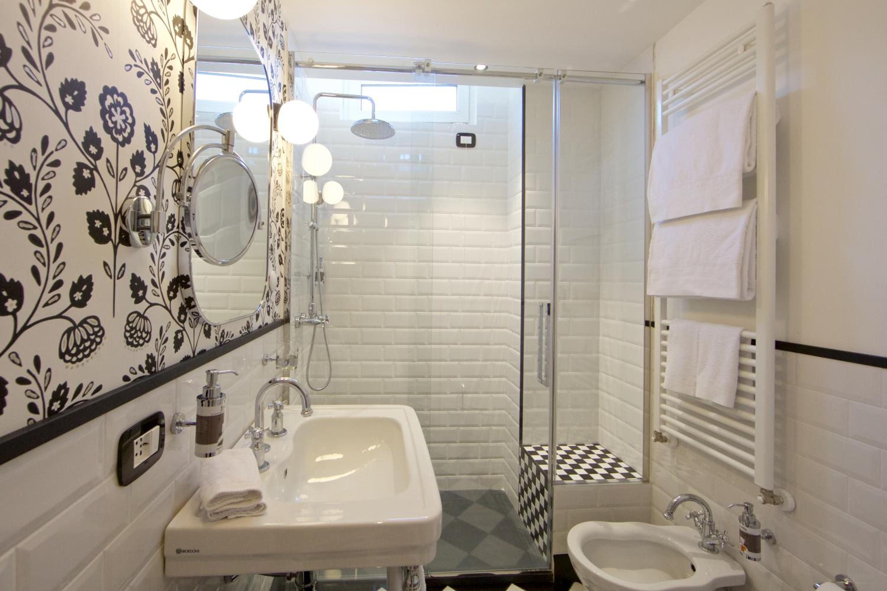 Double or Twin Room with City View - Photo 23