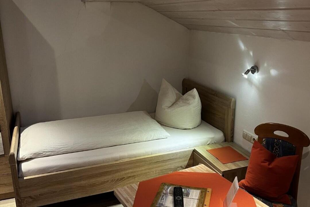 Single Room with Bathroom photo 1