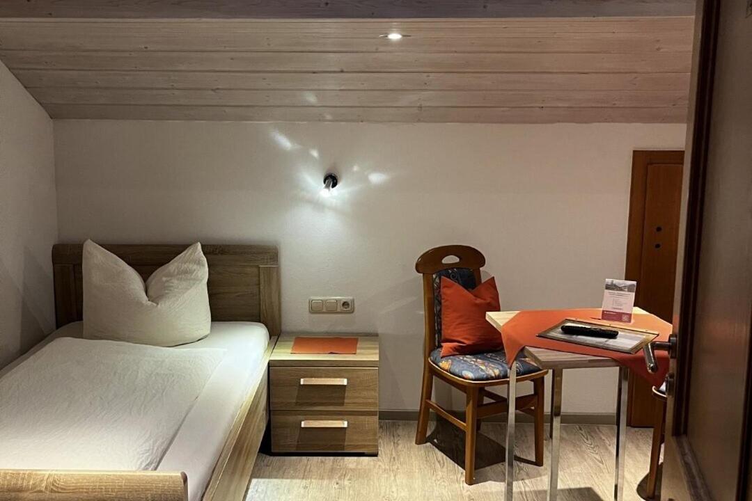 Single Room with Bathroom photo 2