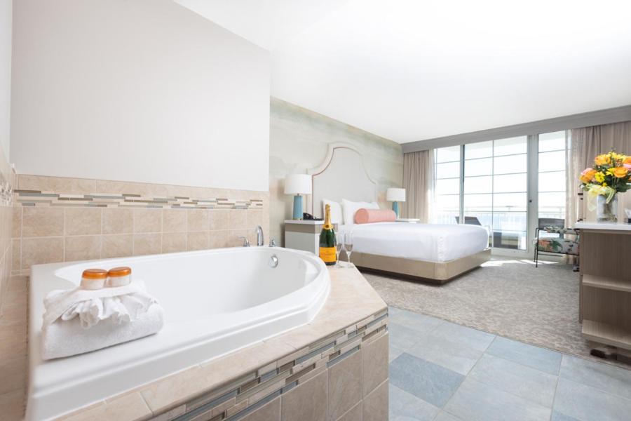 King Room with Soaking Tub and Ocean View photo 2