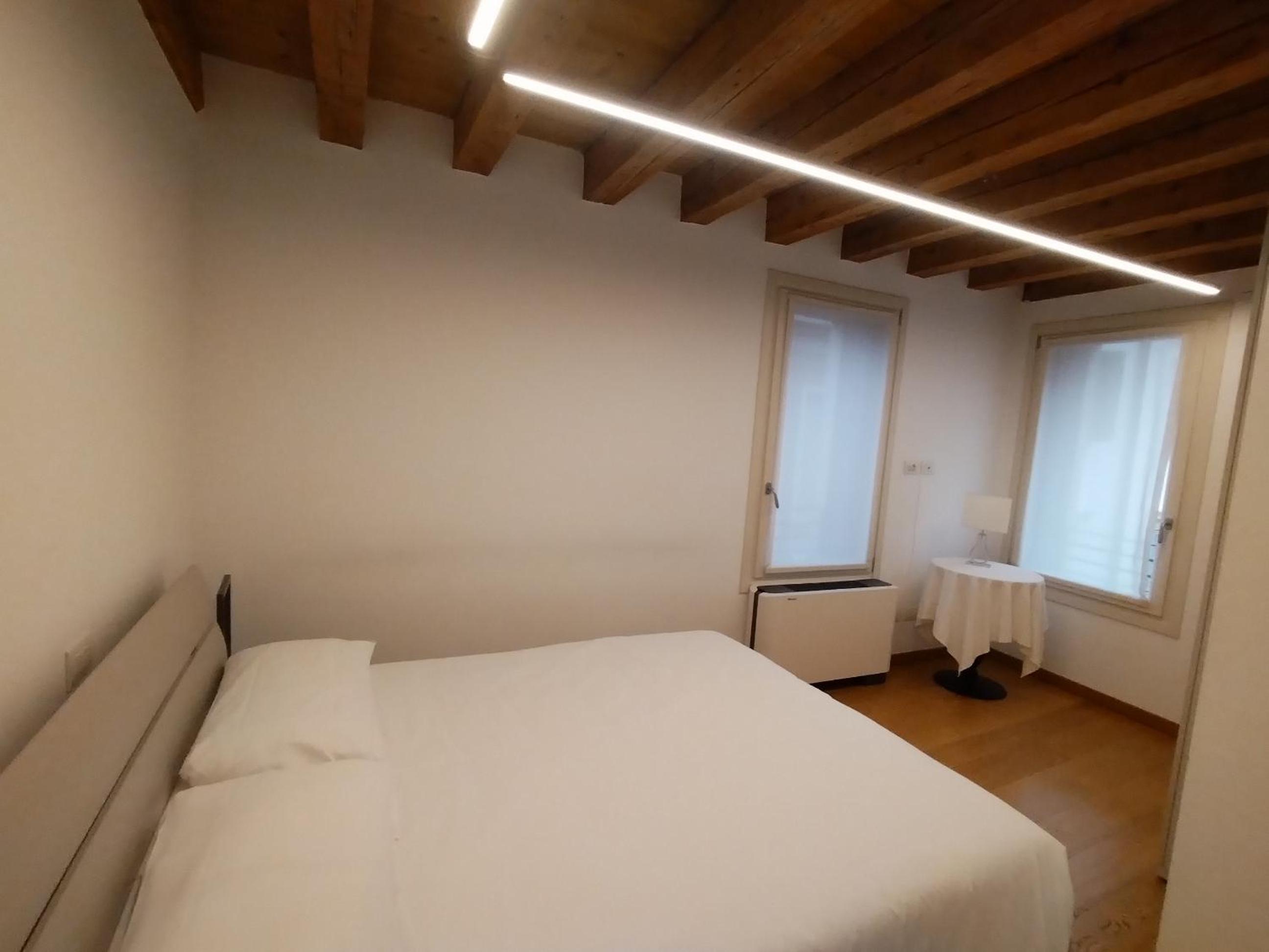 Two-Bedroom Deluxe Apartment - Photo 4