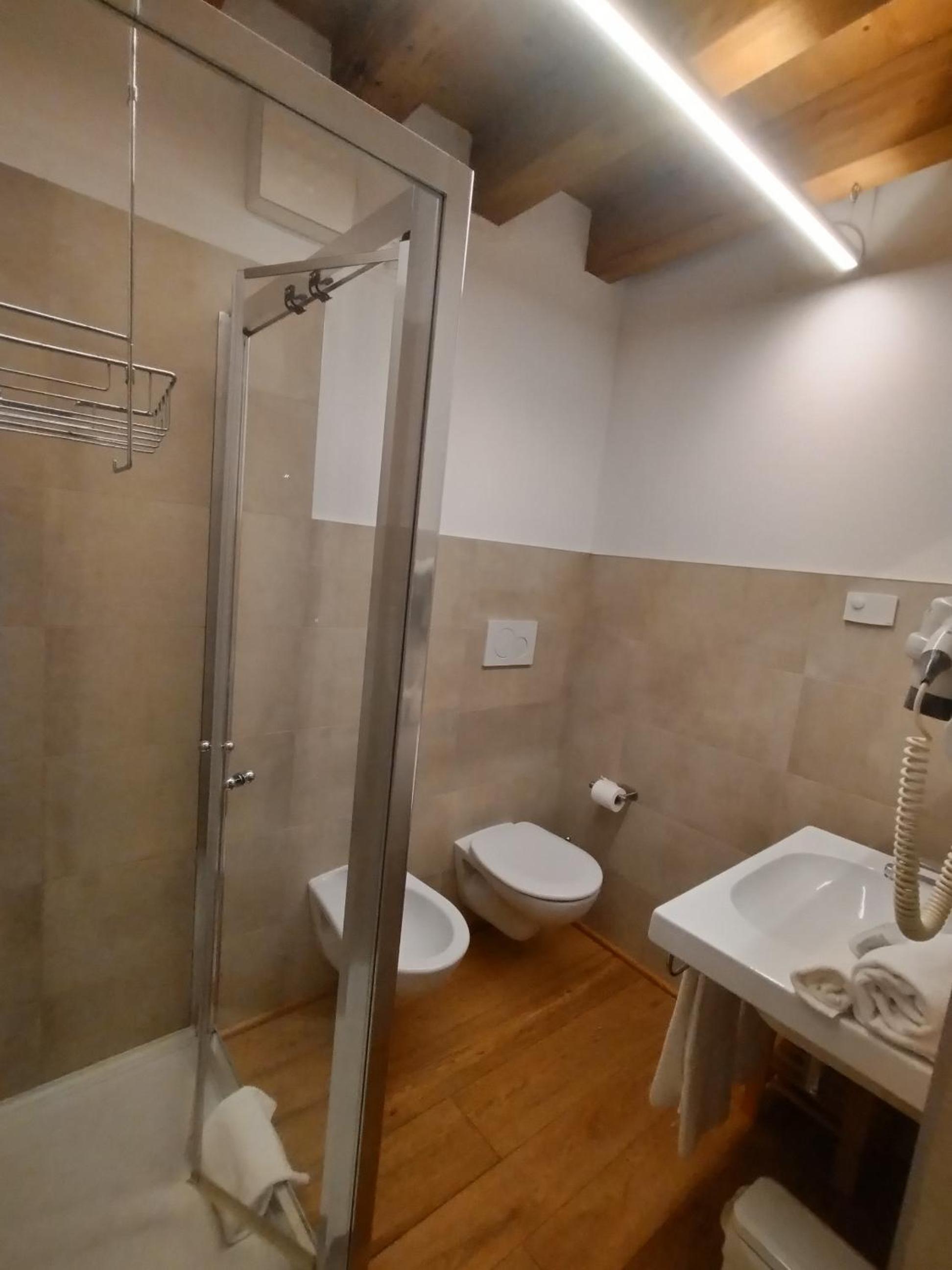 Two-Bedroom Deluxe Apartment - Photo 3