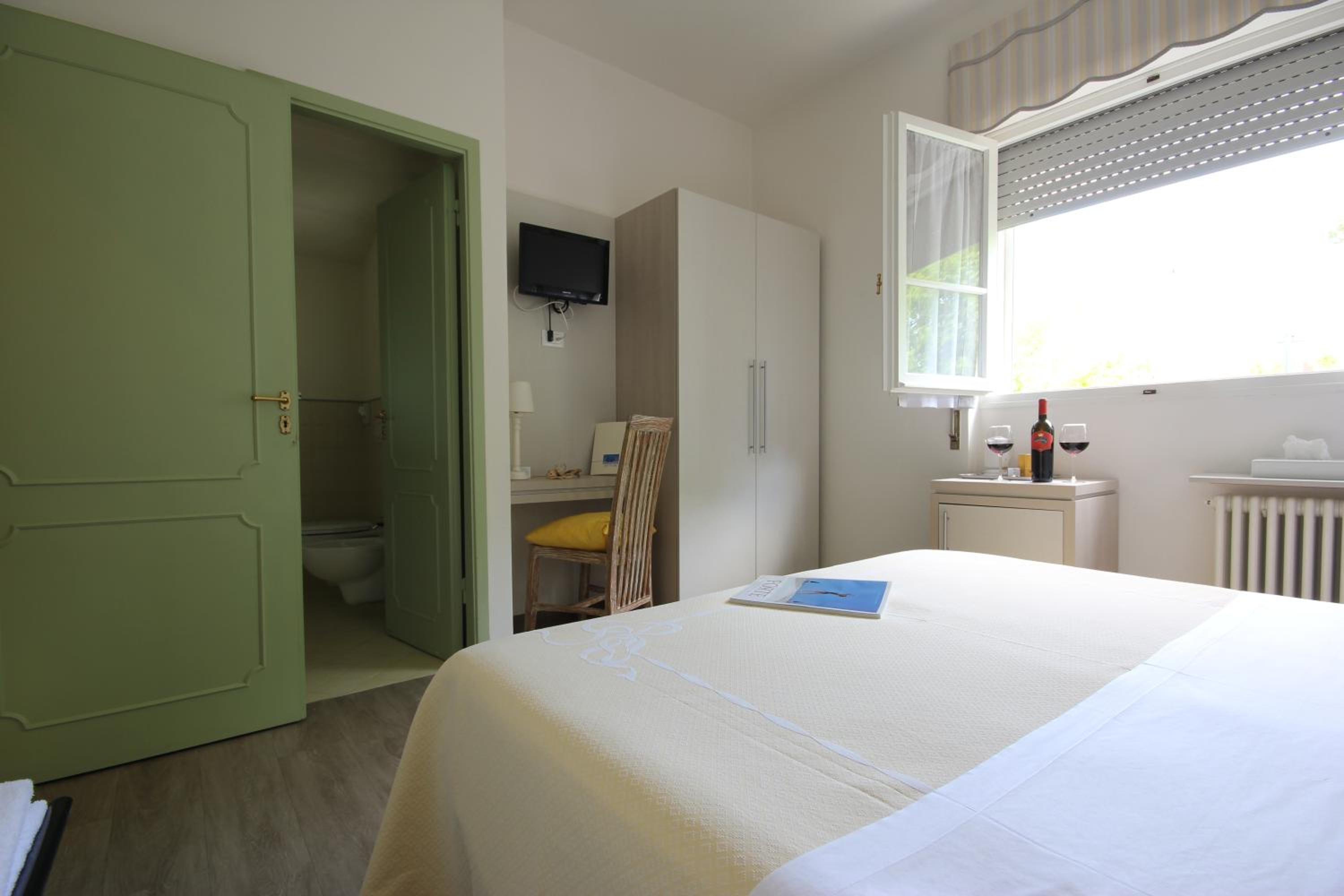 Standard Double Room photo 3