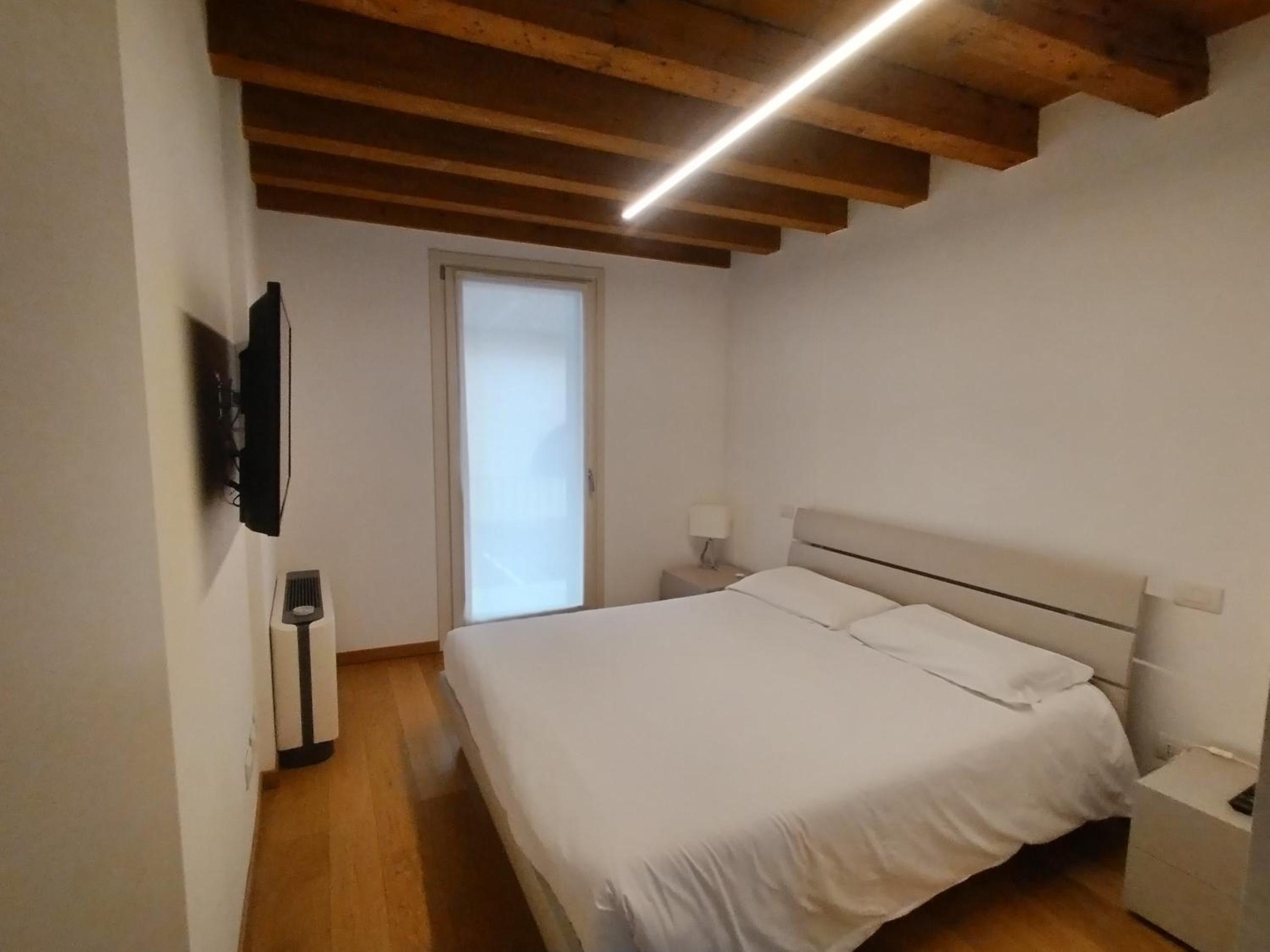 Two-Bedroom Deluxe Apartment - Photo 2