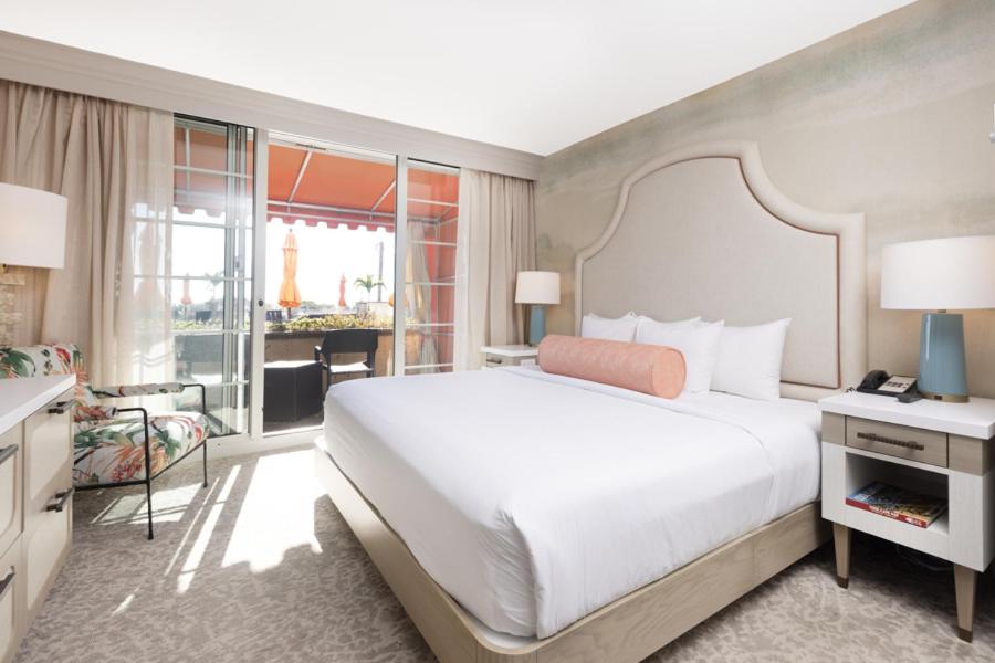 King Cabana Suite with Pool View photo 3