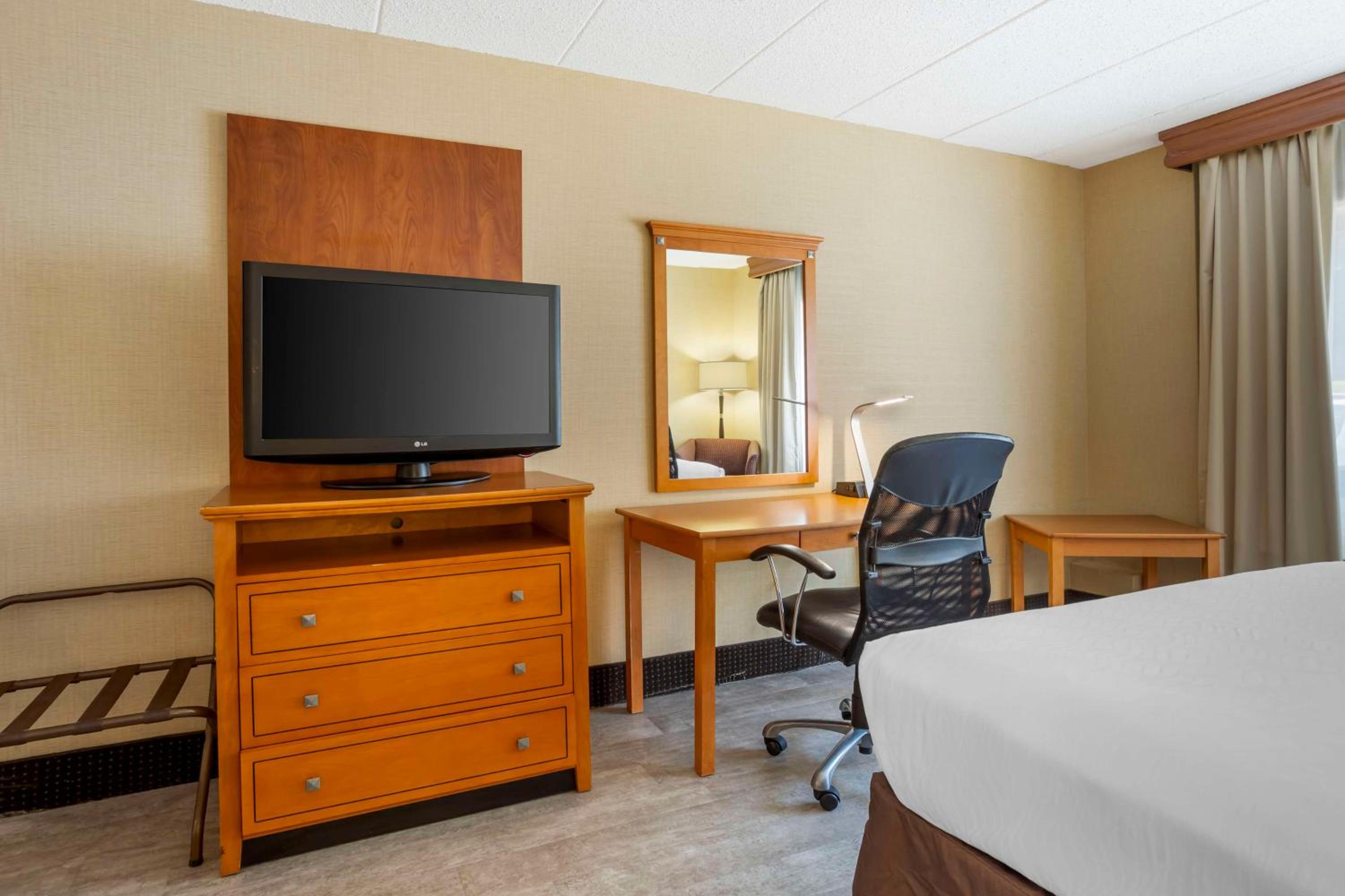 Queen Room - Non-Smoking - Photo 2