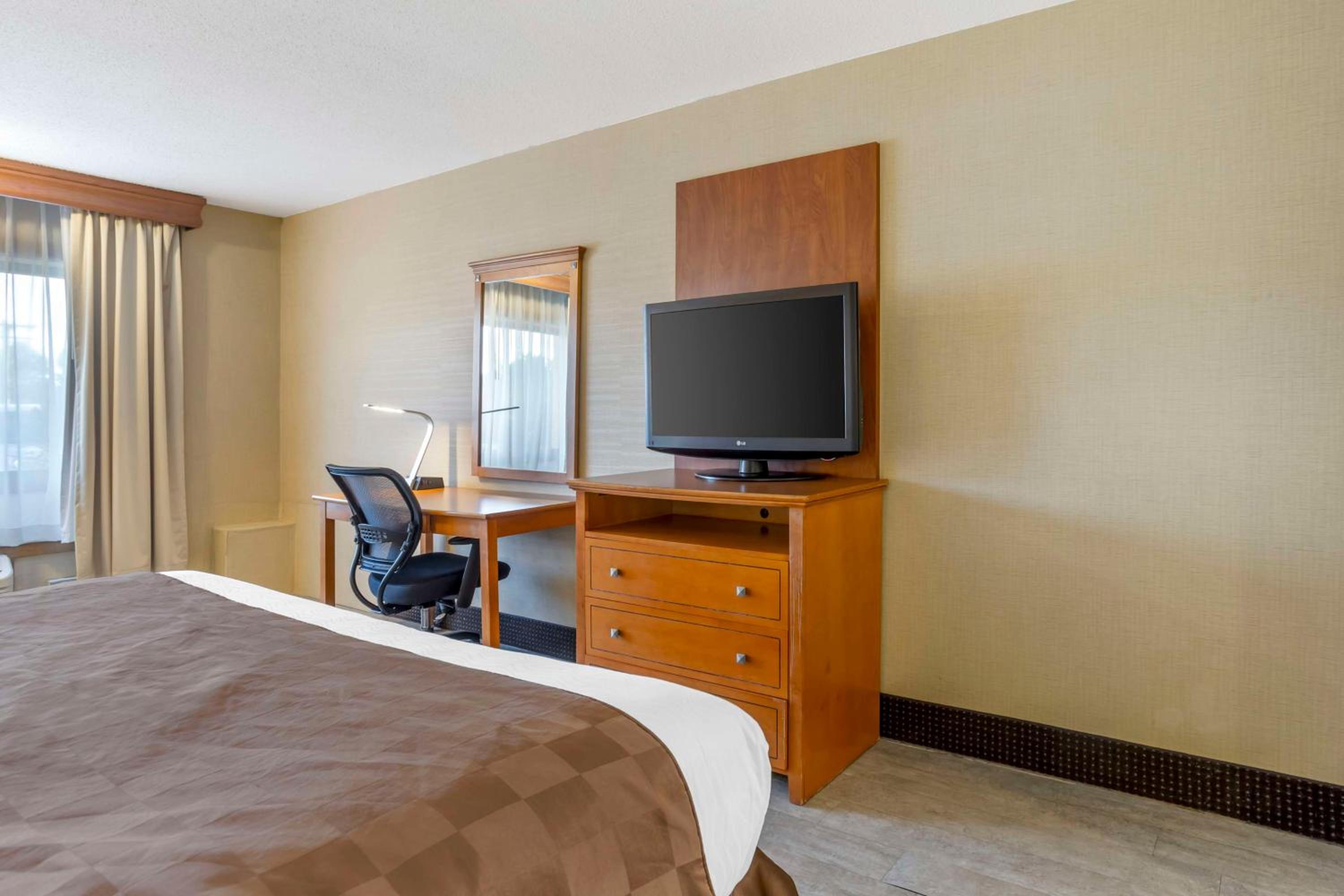 King Room with Bath Tub - Disability Access/Non-Smoking  - Photo 2