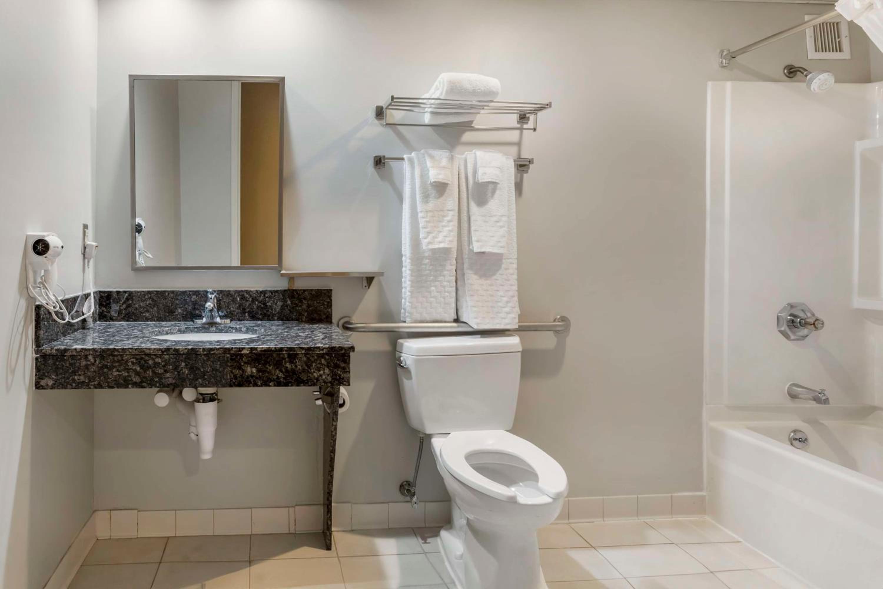 King Room with Bath Tub - Disability Access/Non-Smoking  - Photo 4