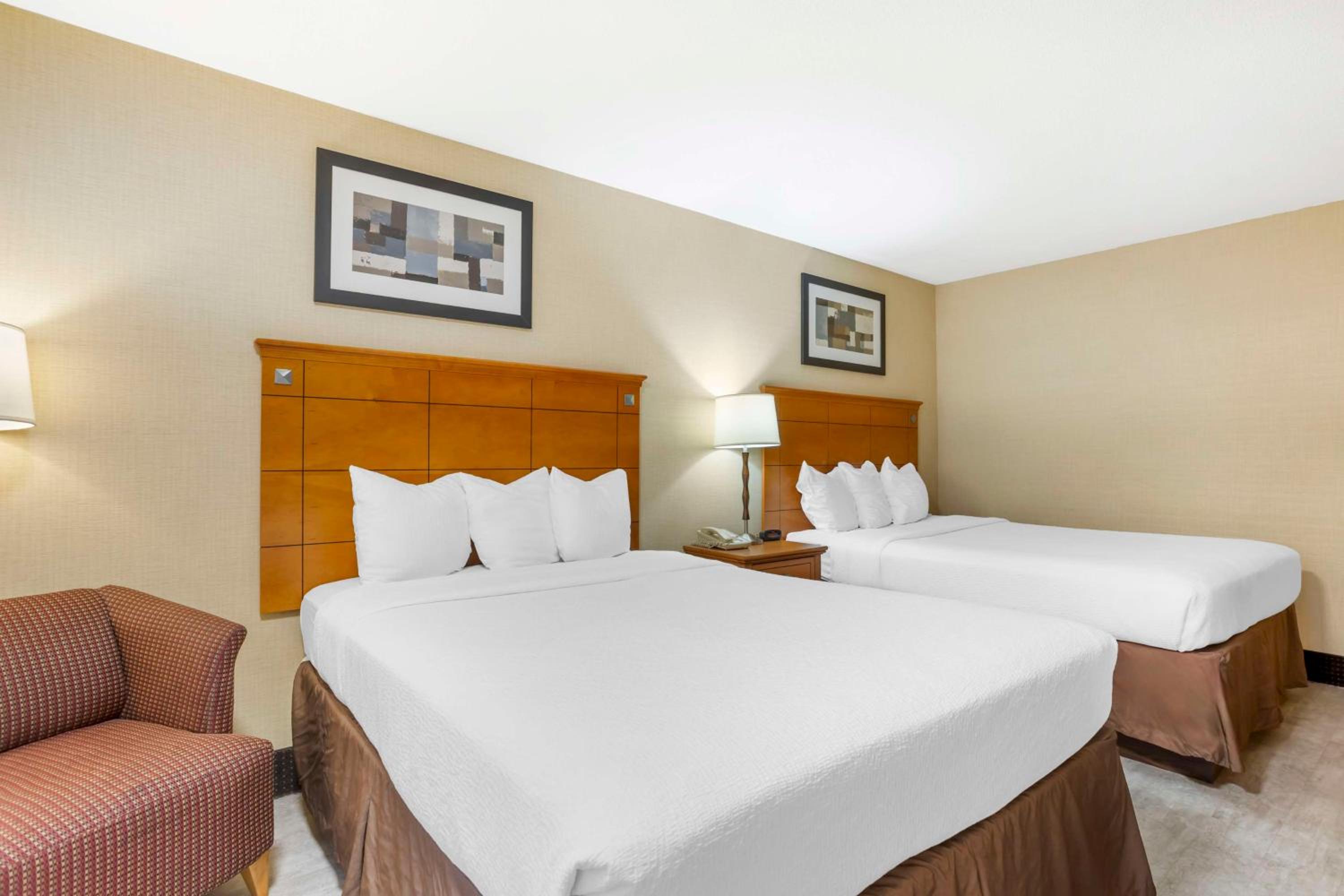 Queen Room with Two Queen Beds and Bath Tub - Disability Access/Non-Smoking  - Photo 3