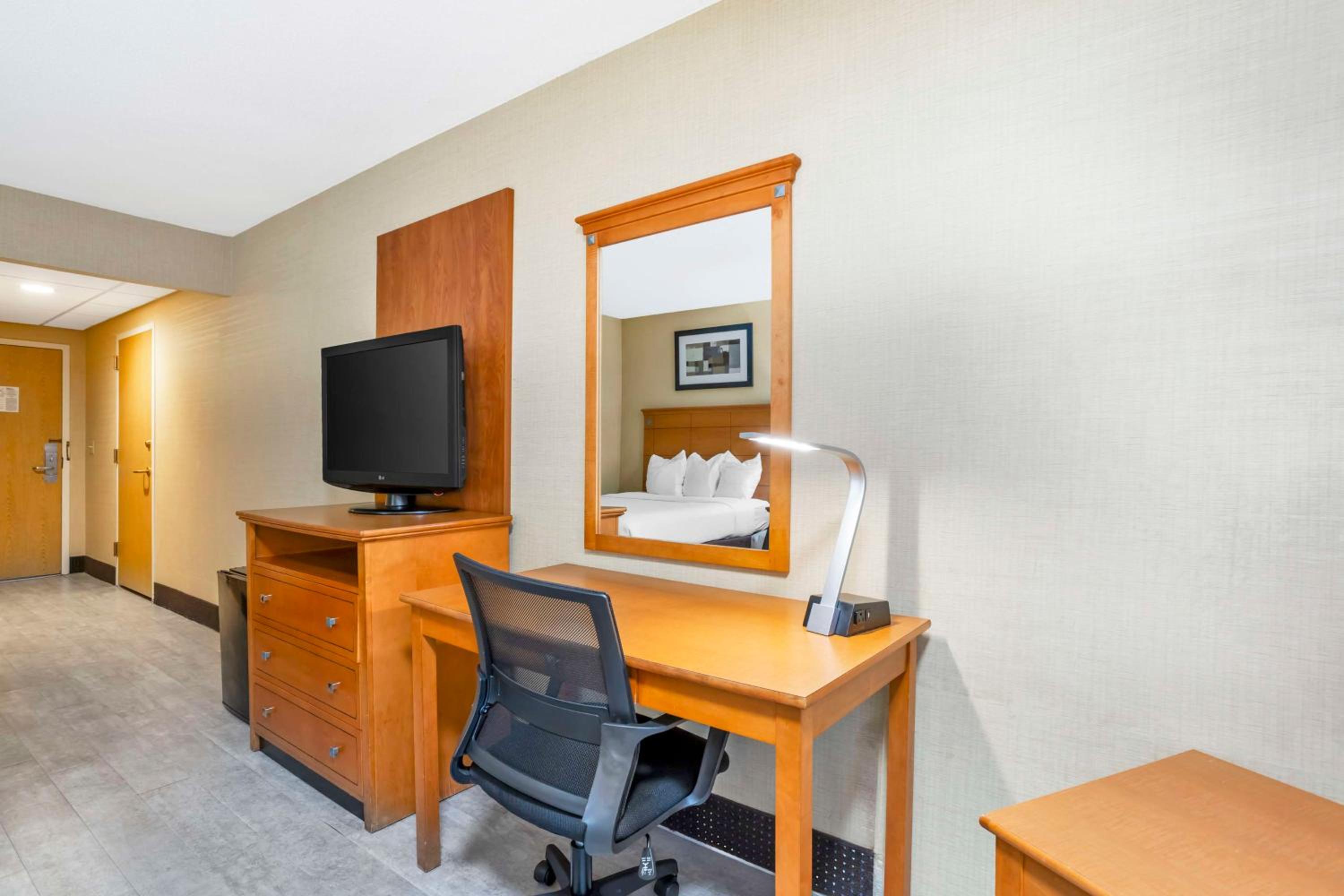Queen Room with Two Queen Beds and Bath Tub - Disability Access/Non-Smoking  - Photo 4