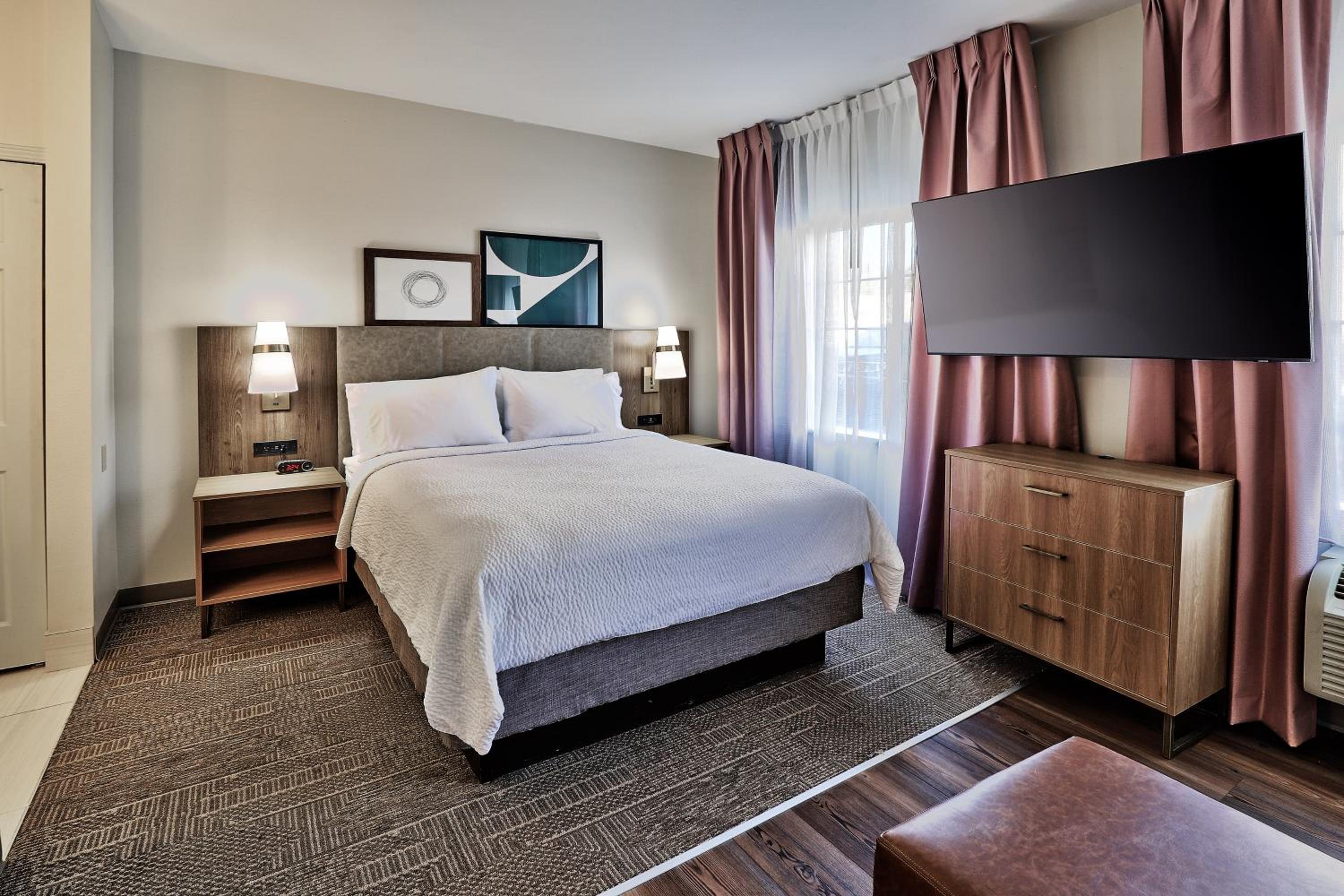 Queen Studio Suite - Photo 6