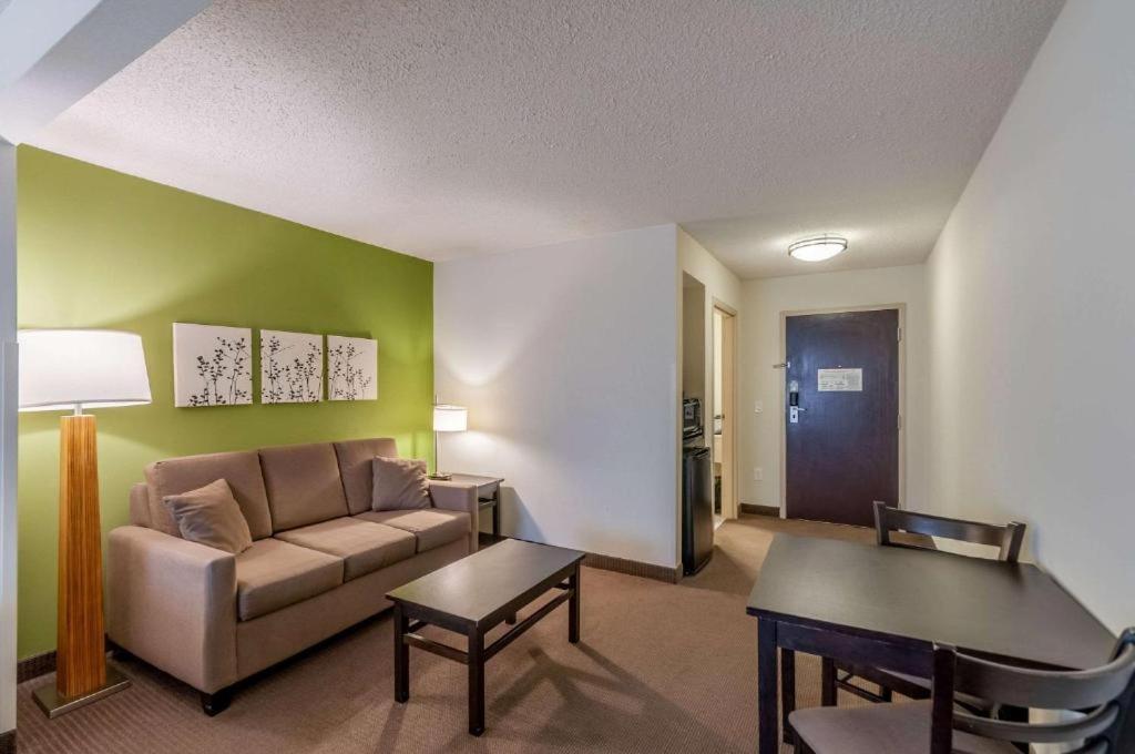 King Suite - Non-Smoking - Photo 4