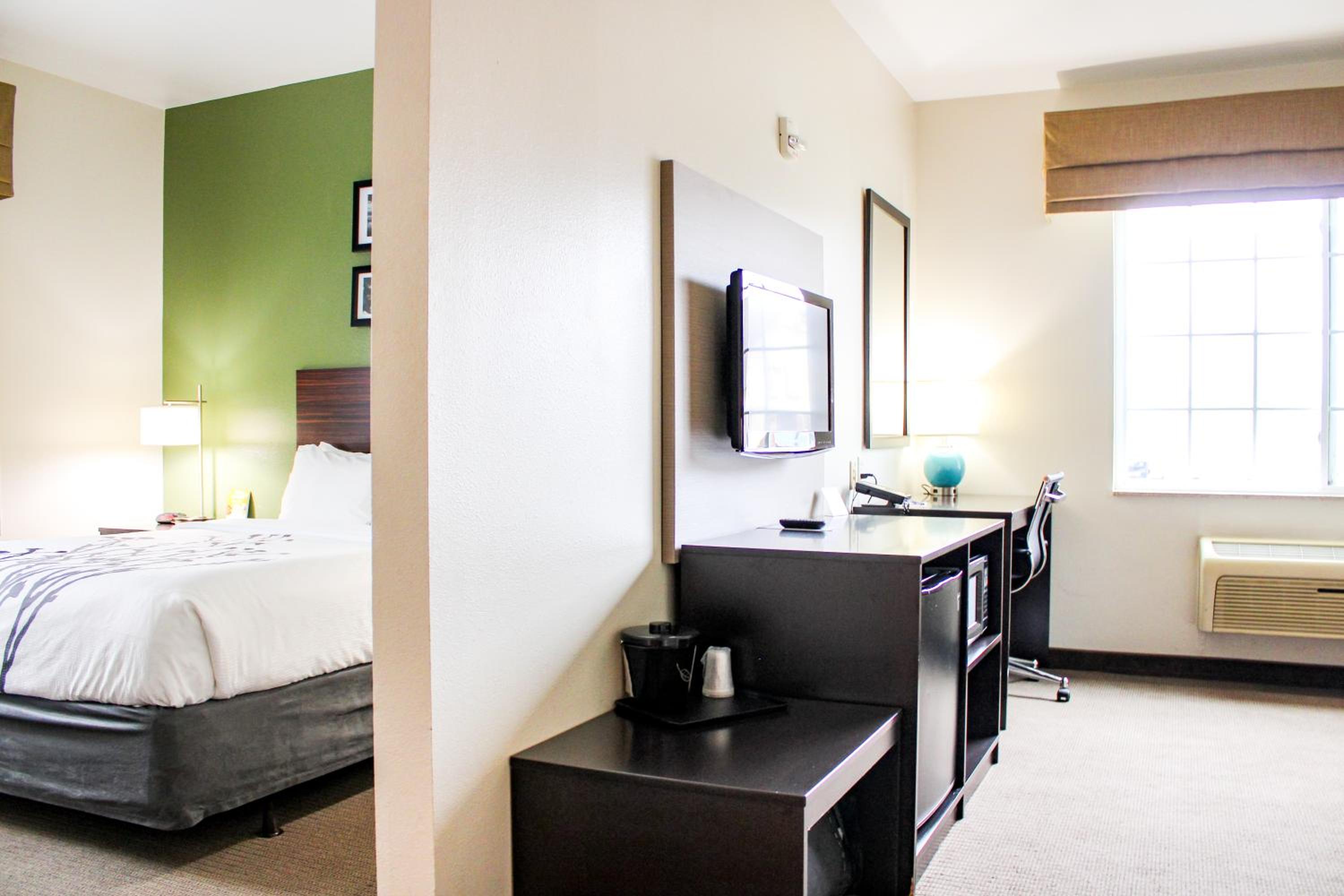 Queen Suite - Accessible/Non-Smoking